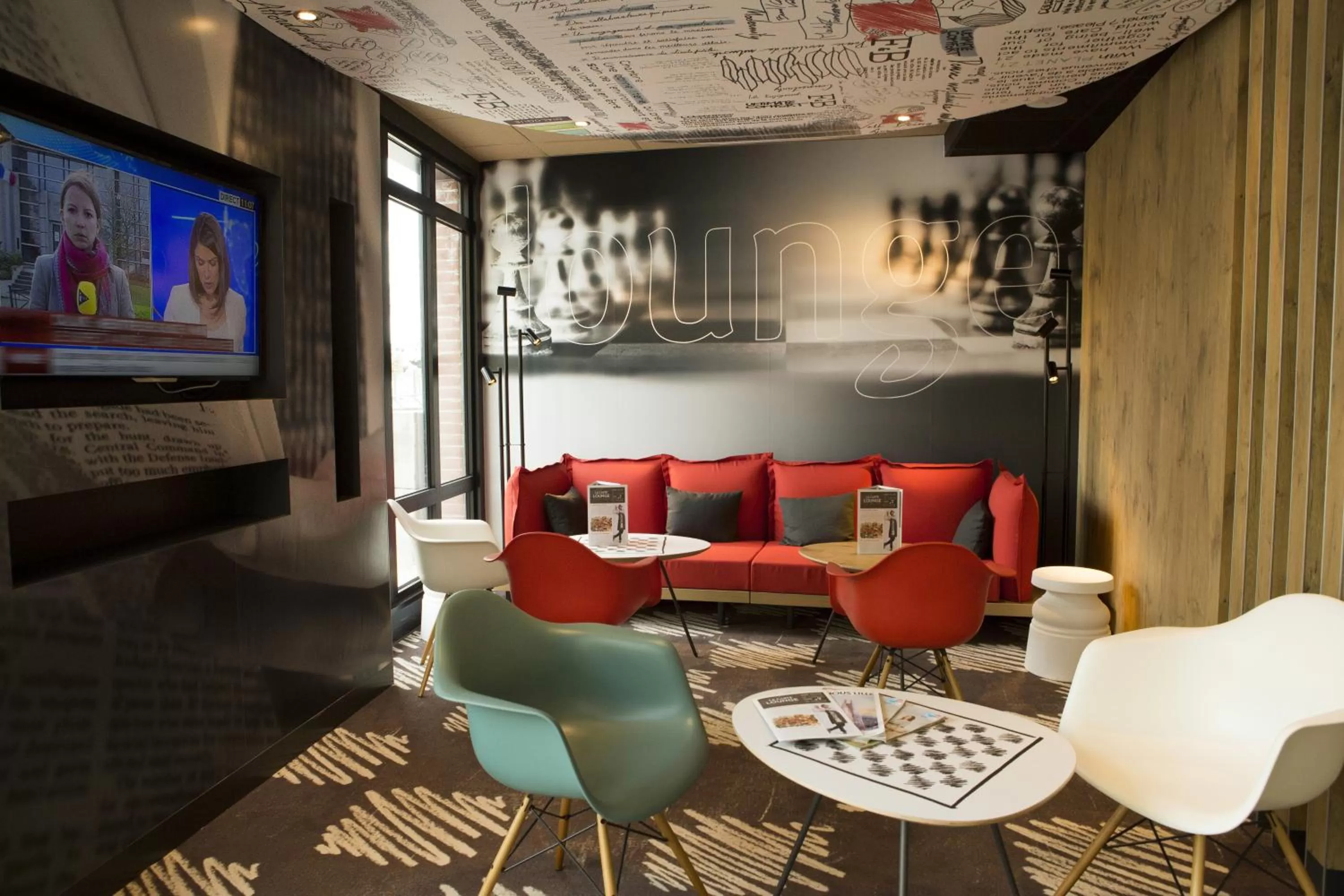Communal lounge/ TV room in ibis Lille Centre Grand Palais