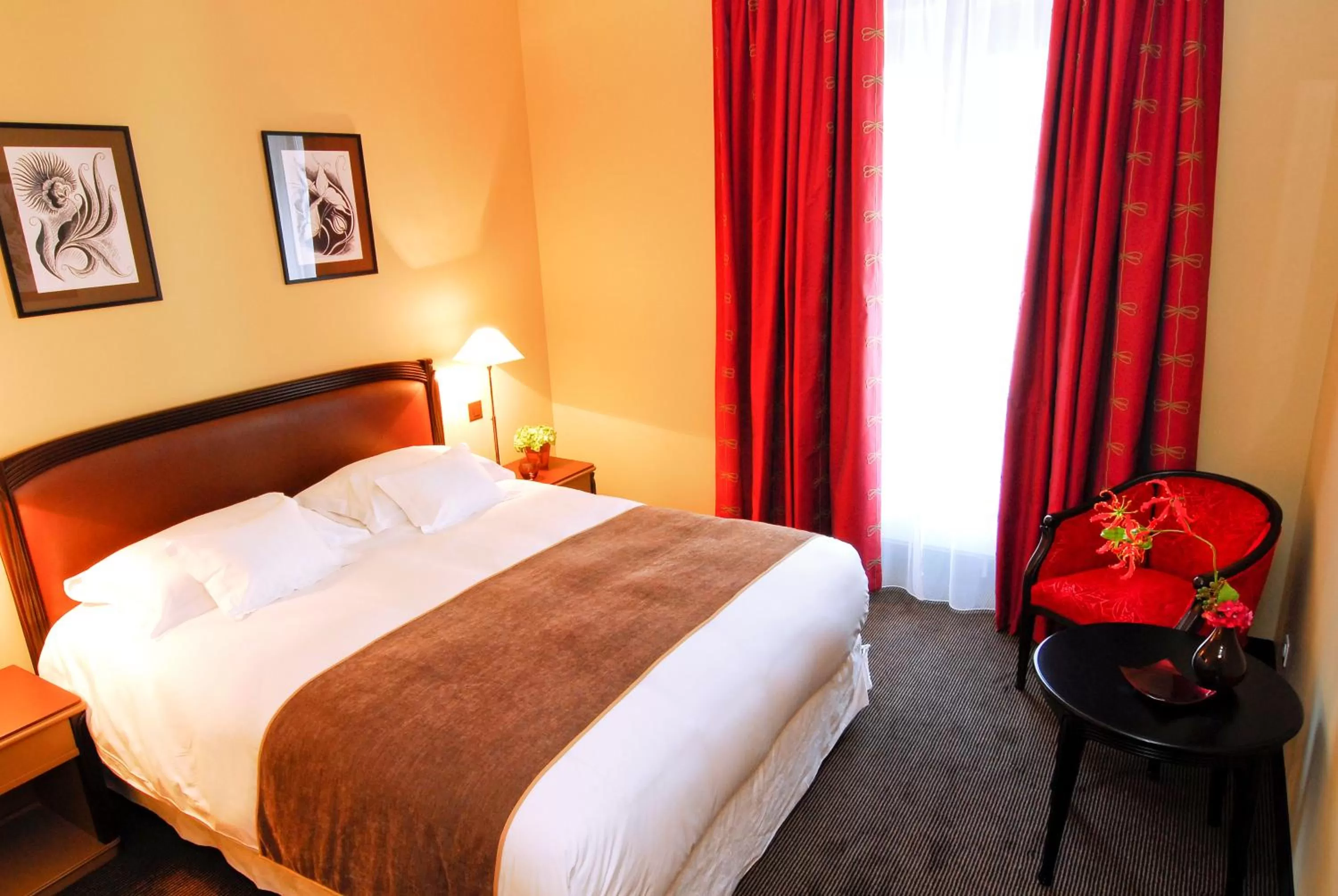 Photo of the whole room, Bed in Hôtel Tiffany by Fassbind