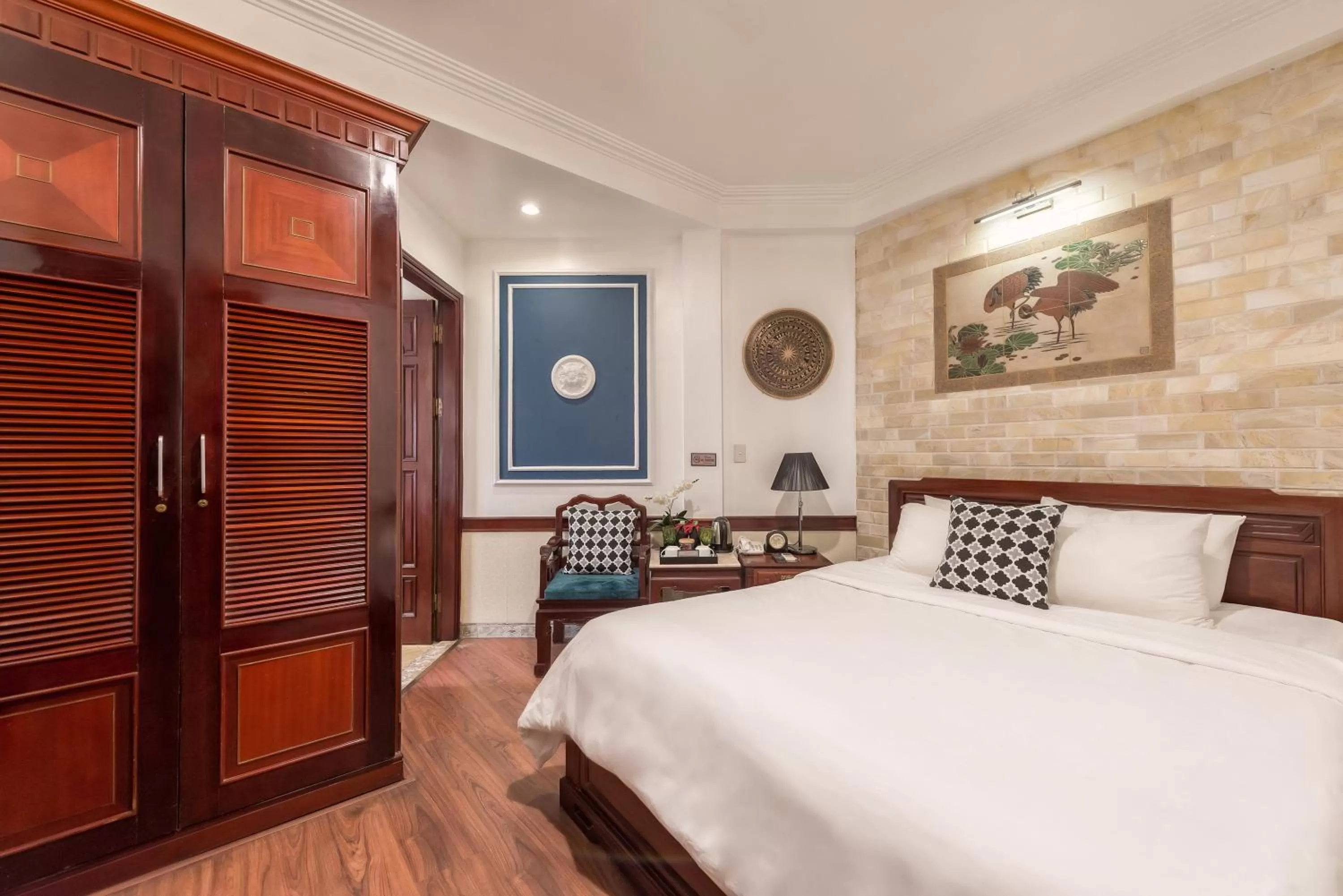 Living room, Bed in Prince II Hotel