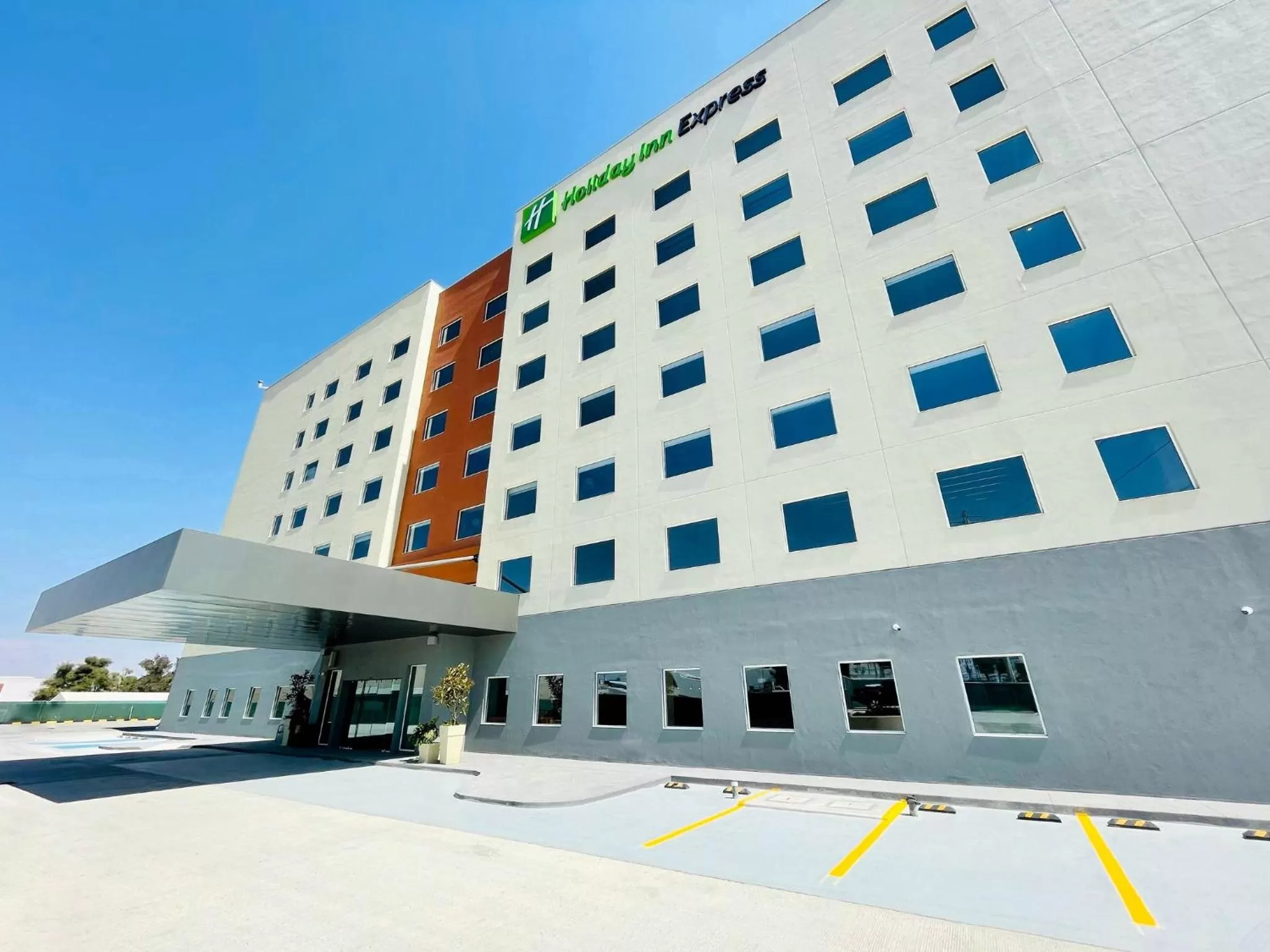 Property building in Holiday Inn Express - Guadalajara Vallarta Poniente by IHG