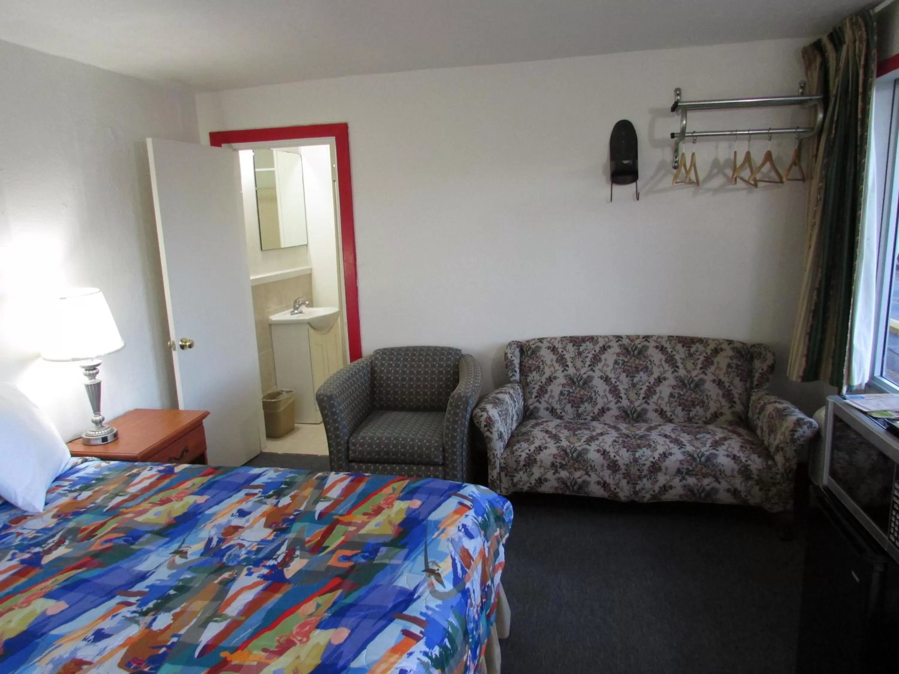 Living room, Bed in Parsons Inn and Extended Stay