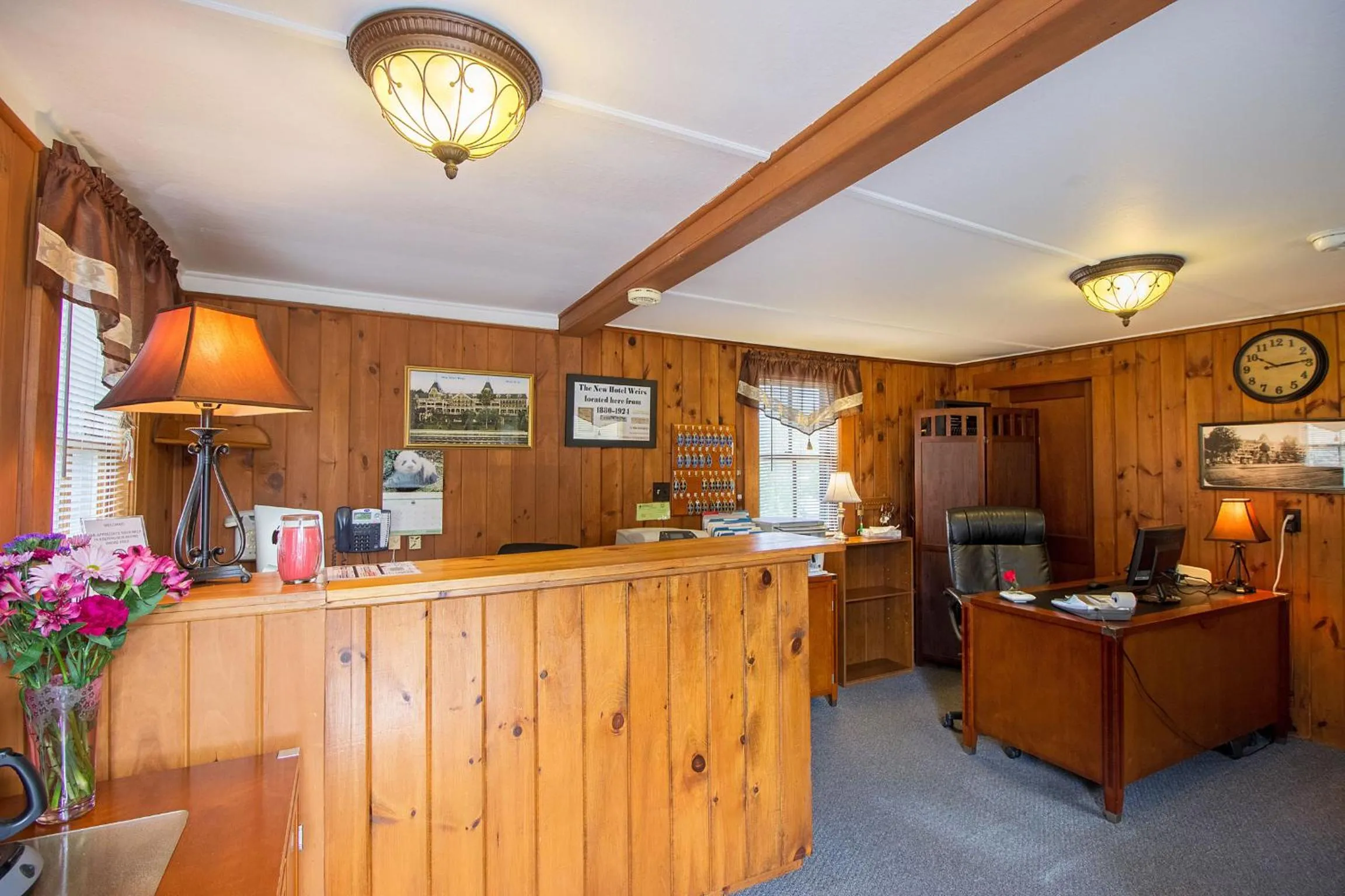 Lobby or reception in Half Moon Motel & Cottages