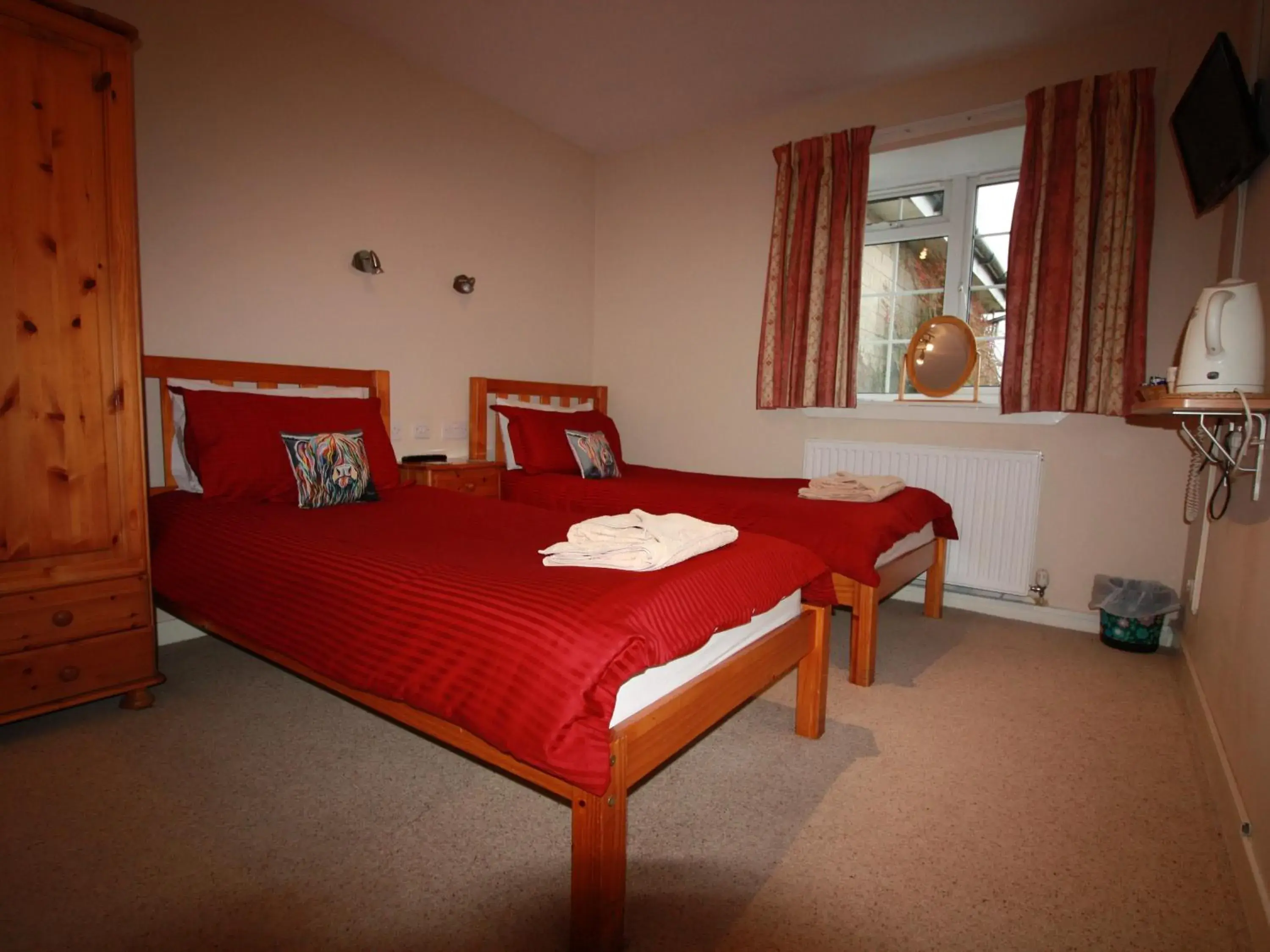 Twin Room with Private Bathroom - single occupancy in Blairmains Guest House Twin Room with Private Bathroom - single occupancy in Blairmains Guest House