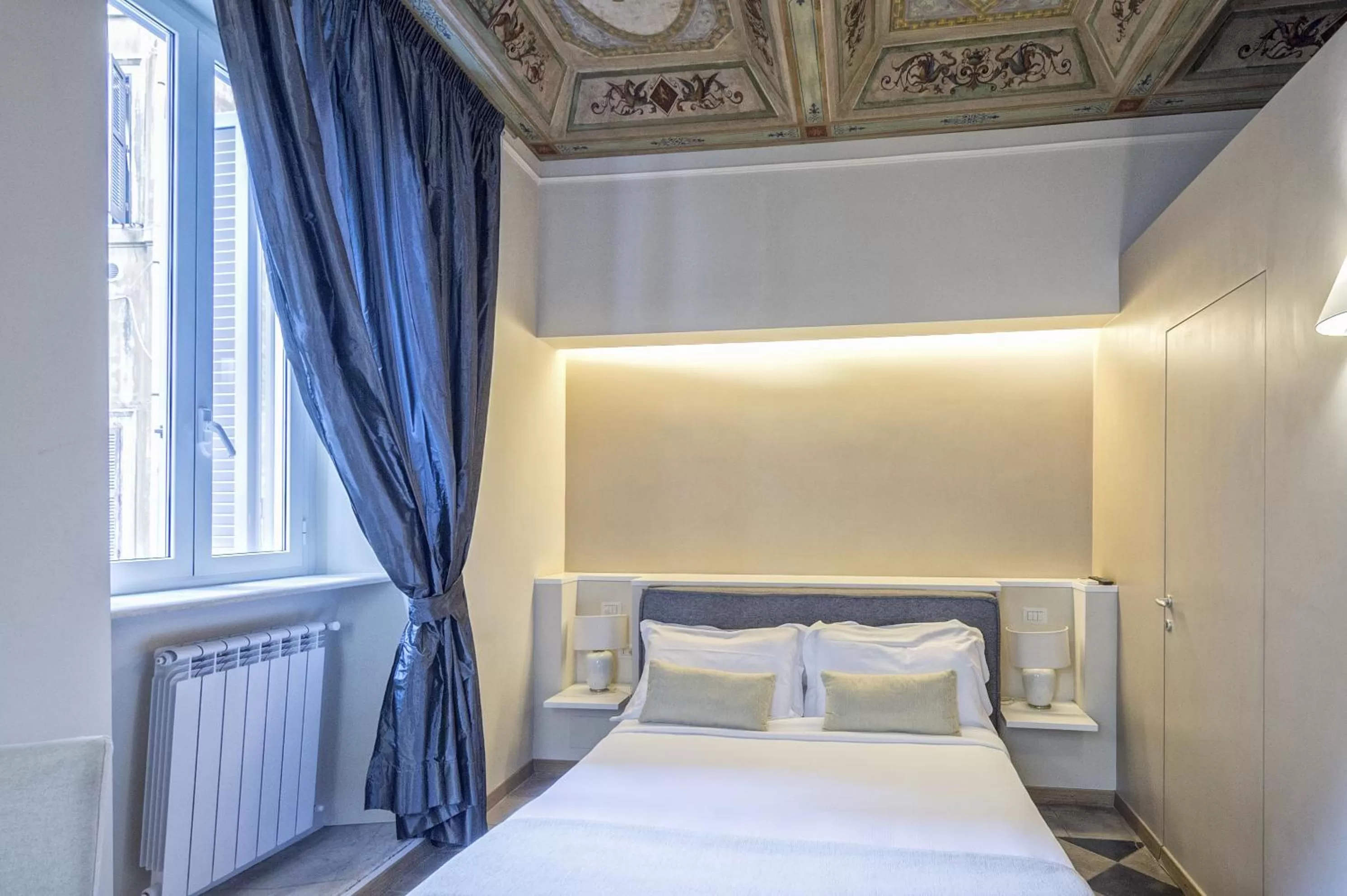 Photo of the whole room, Bed in Little Queen Suite