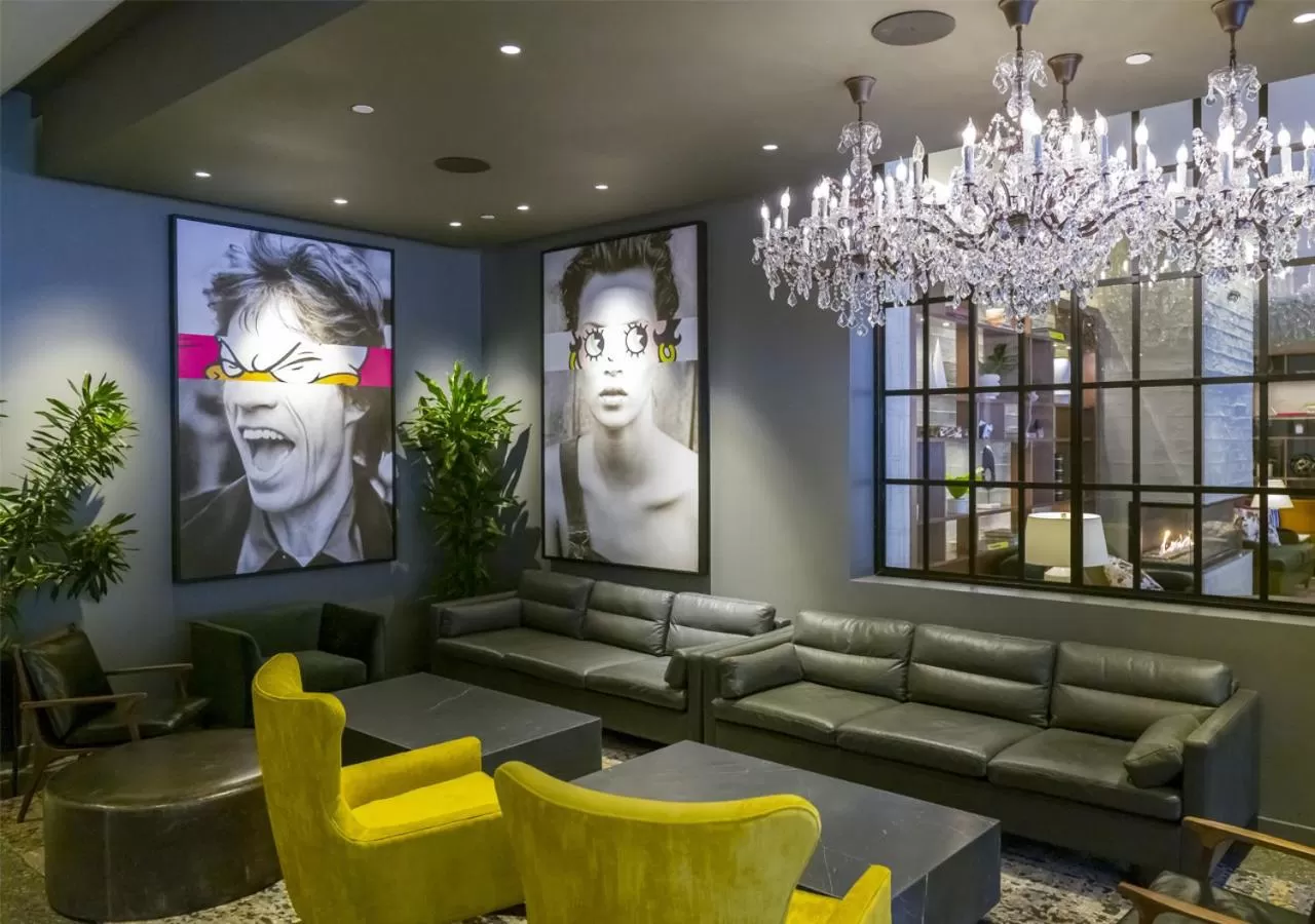 Restaurant/places to eat in The Colonnade Hotel