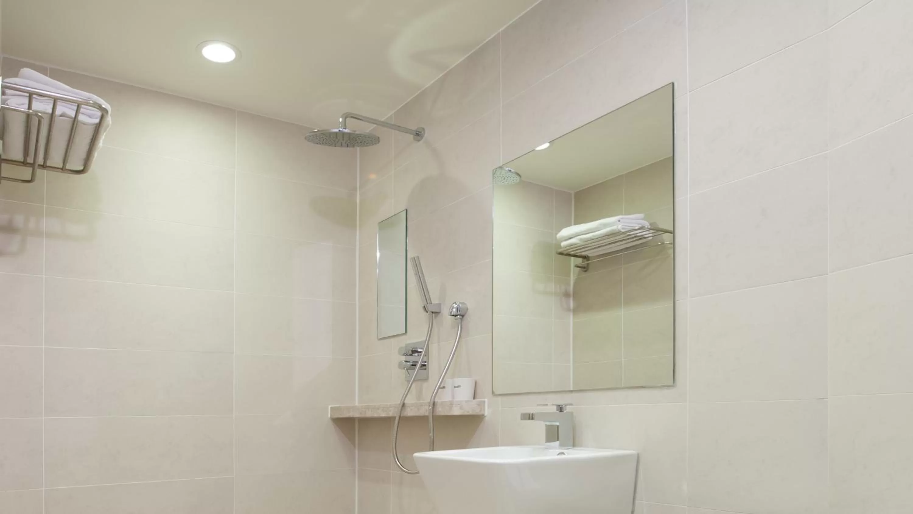 Shower in Rian Hotel