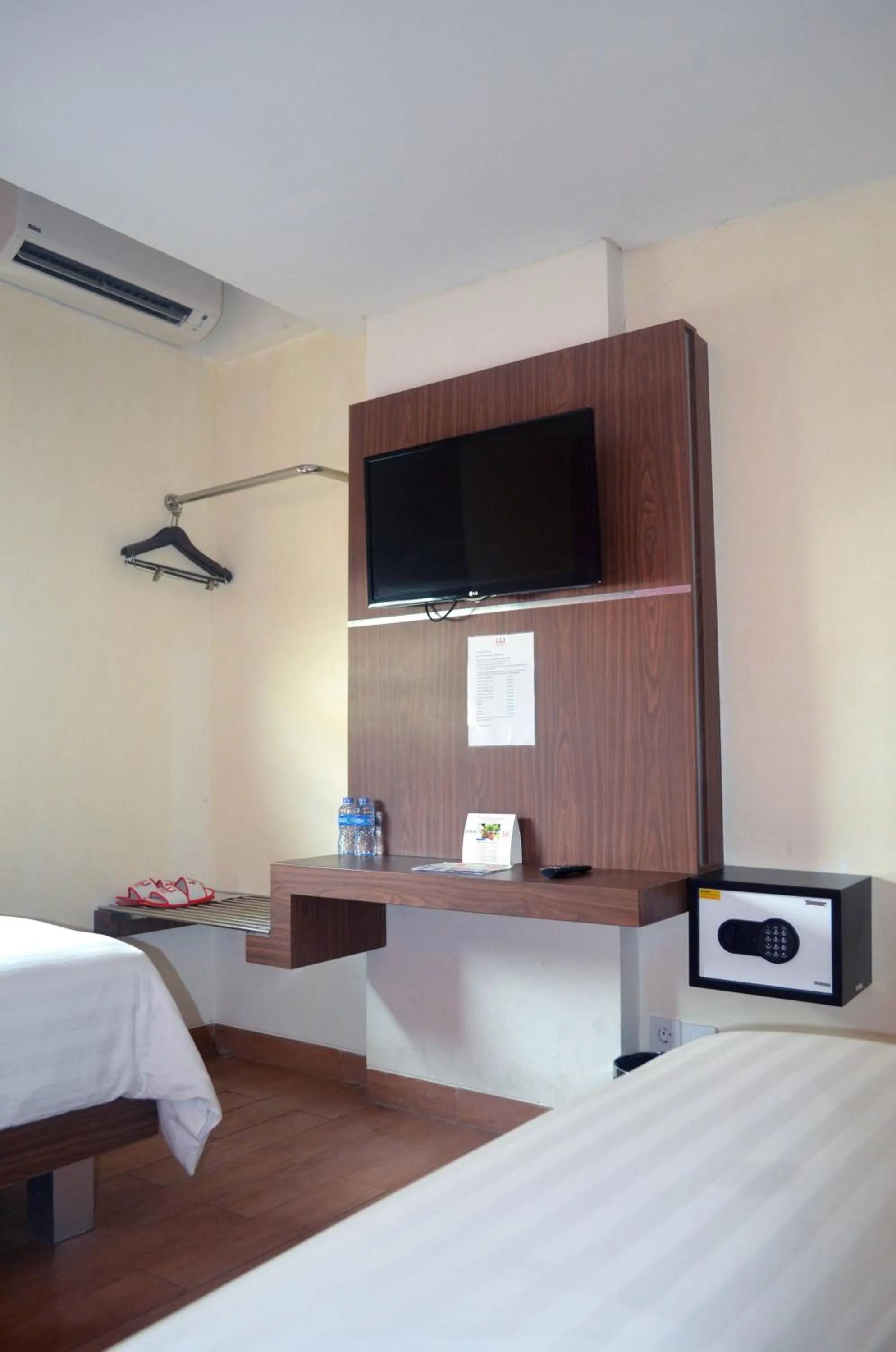 TV and multimedia, Bed in World Hotel Jakarta - Bandengan