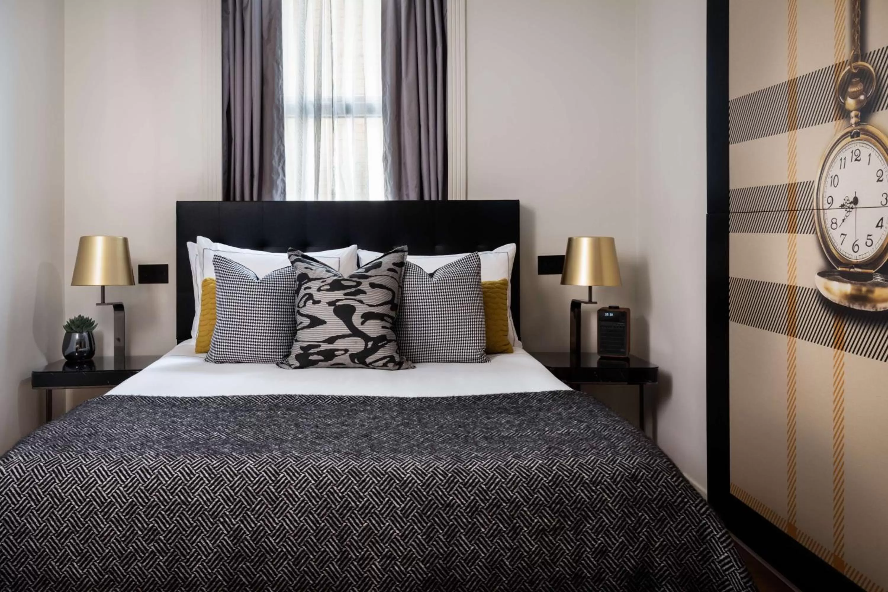 Bedroom, Bed in Holmes Hotel London