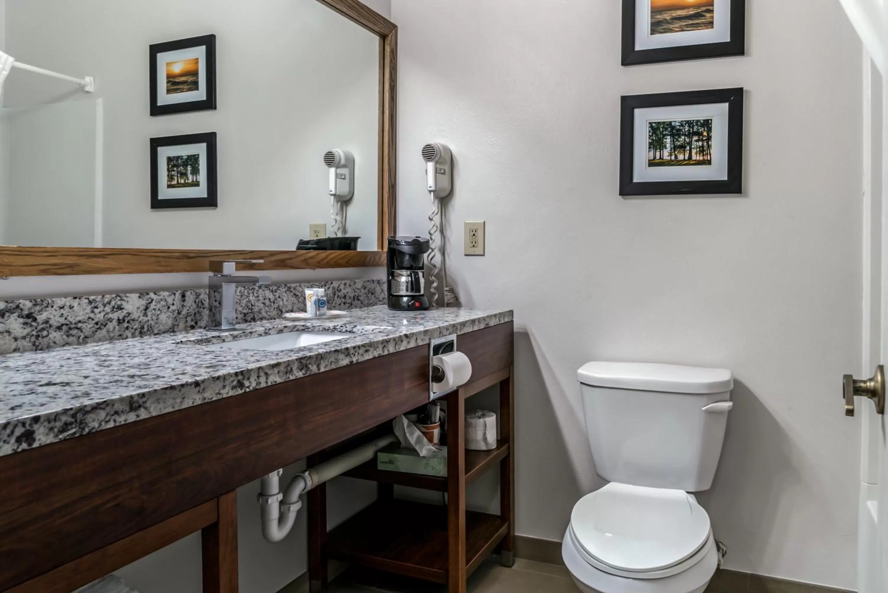 Bathroom in Comfort Inn East Oregon - Toledo