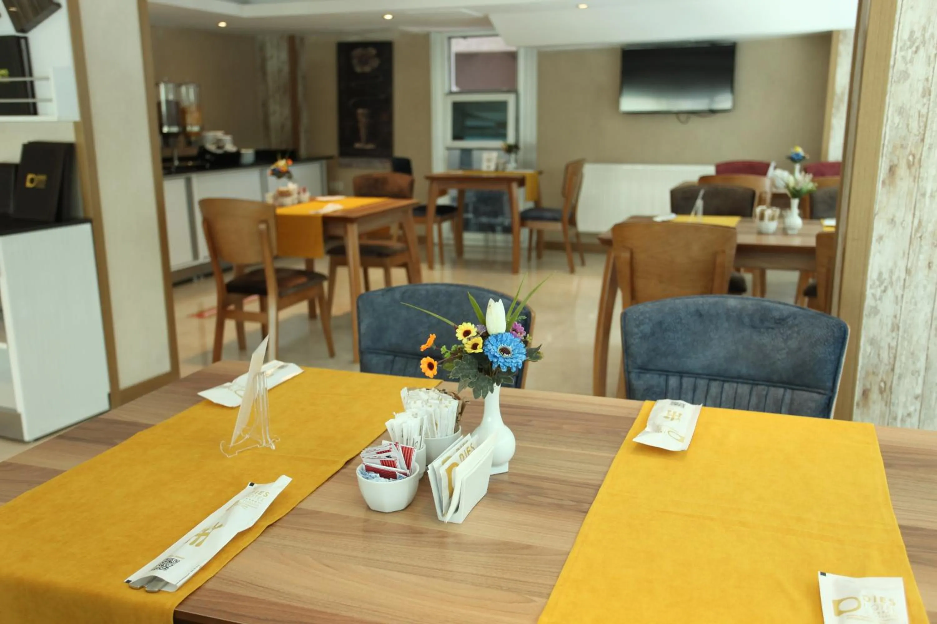 Restaurant/places to eat in Dies Hotel