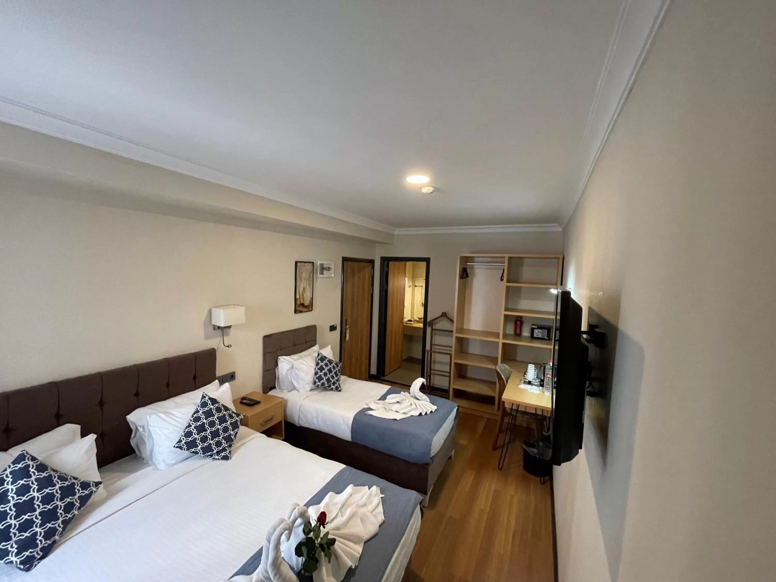 Photo of the whole room, Bed in Nomade Old City Hotel