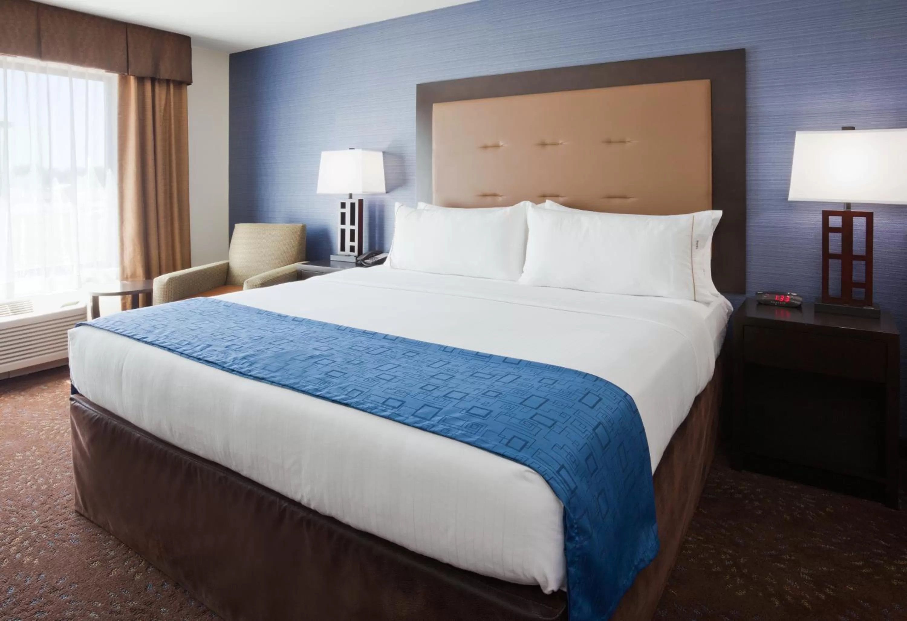 Photo of the whole room, Bed in Holiday Inn Express & Suites Fort Dodge by IHG