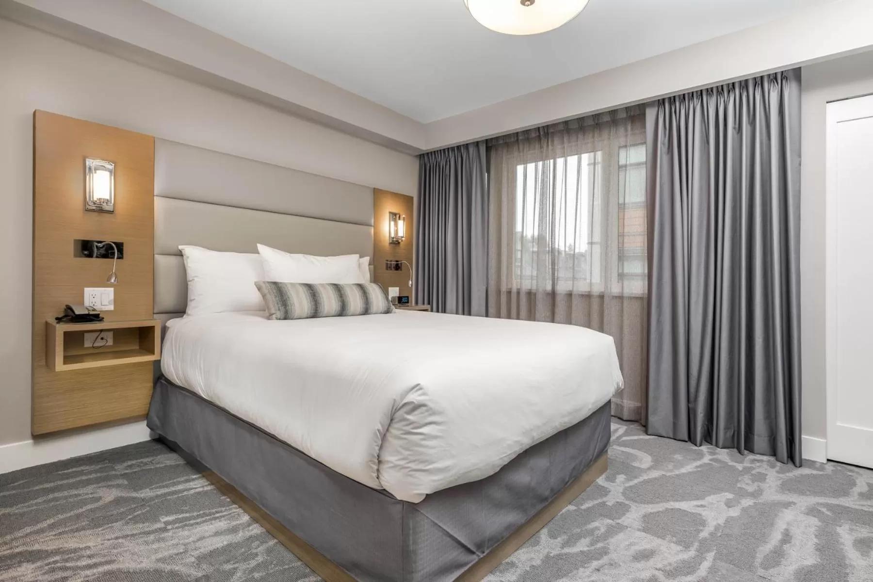 Bed in Coast Tsawwassen Inn