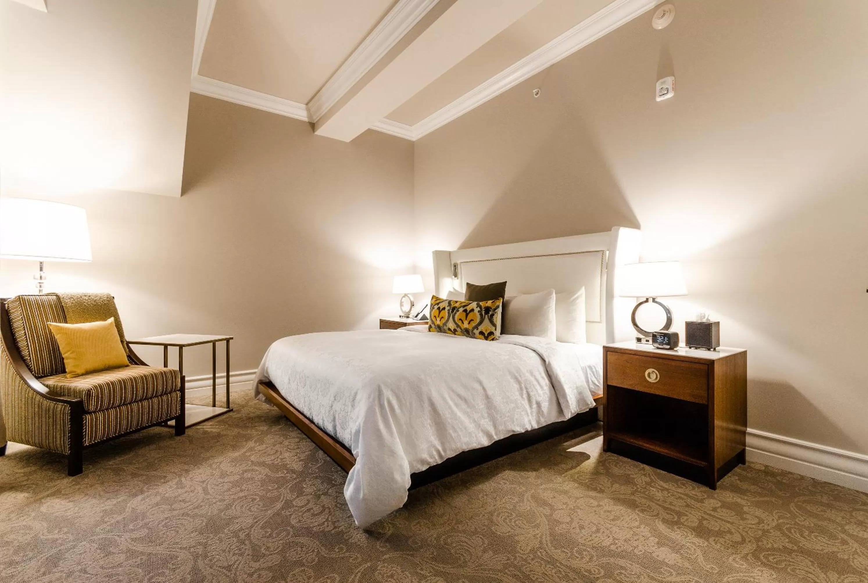 Photo of the whole room, Bed in Hôtel Birks Montréal