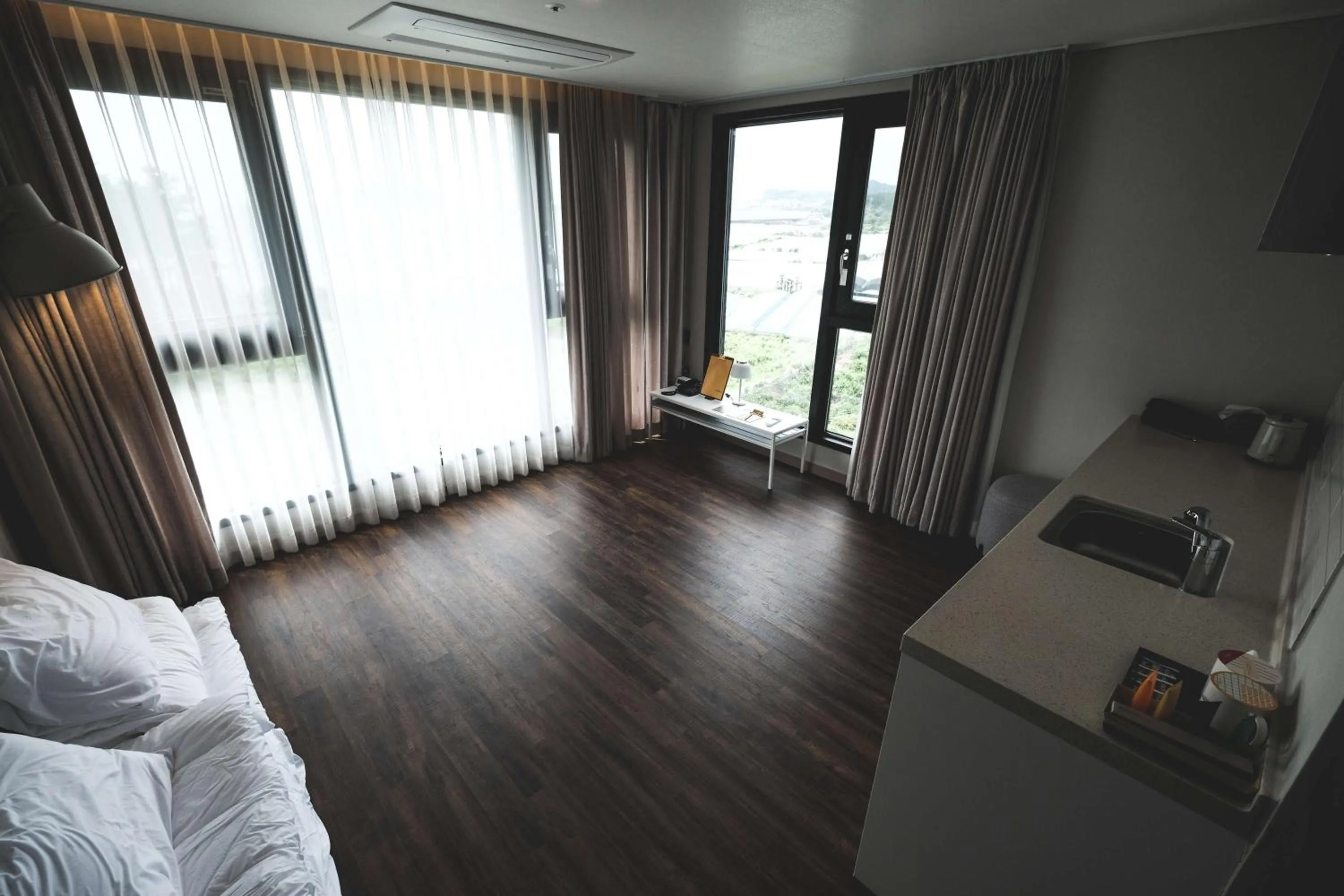Photo of the whole room in Hotel Seogwipean