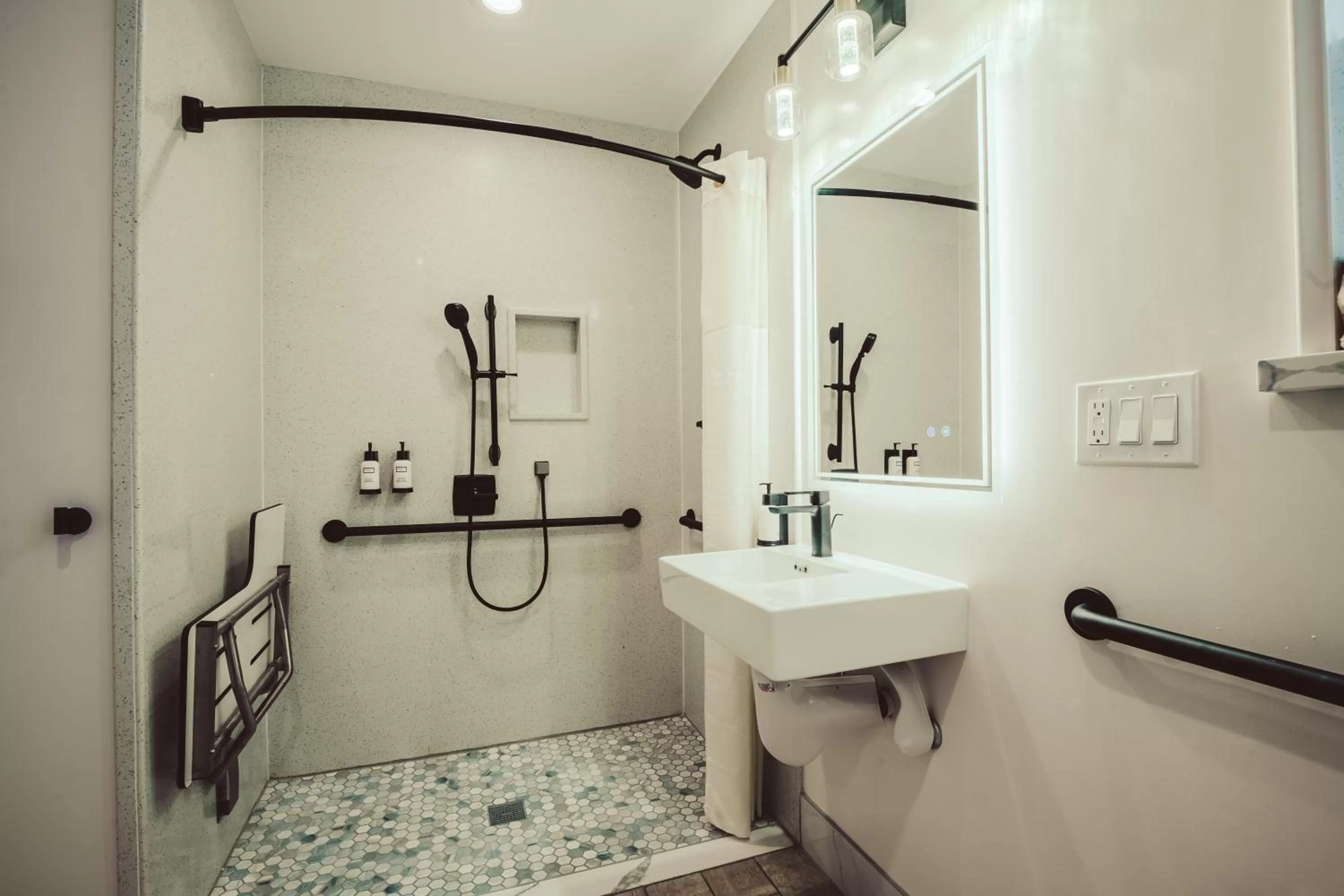 Shower in Blufftop Inn & Suites - Wharf/Restaurant District