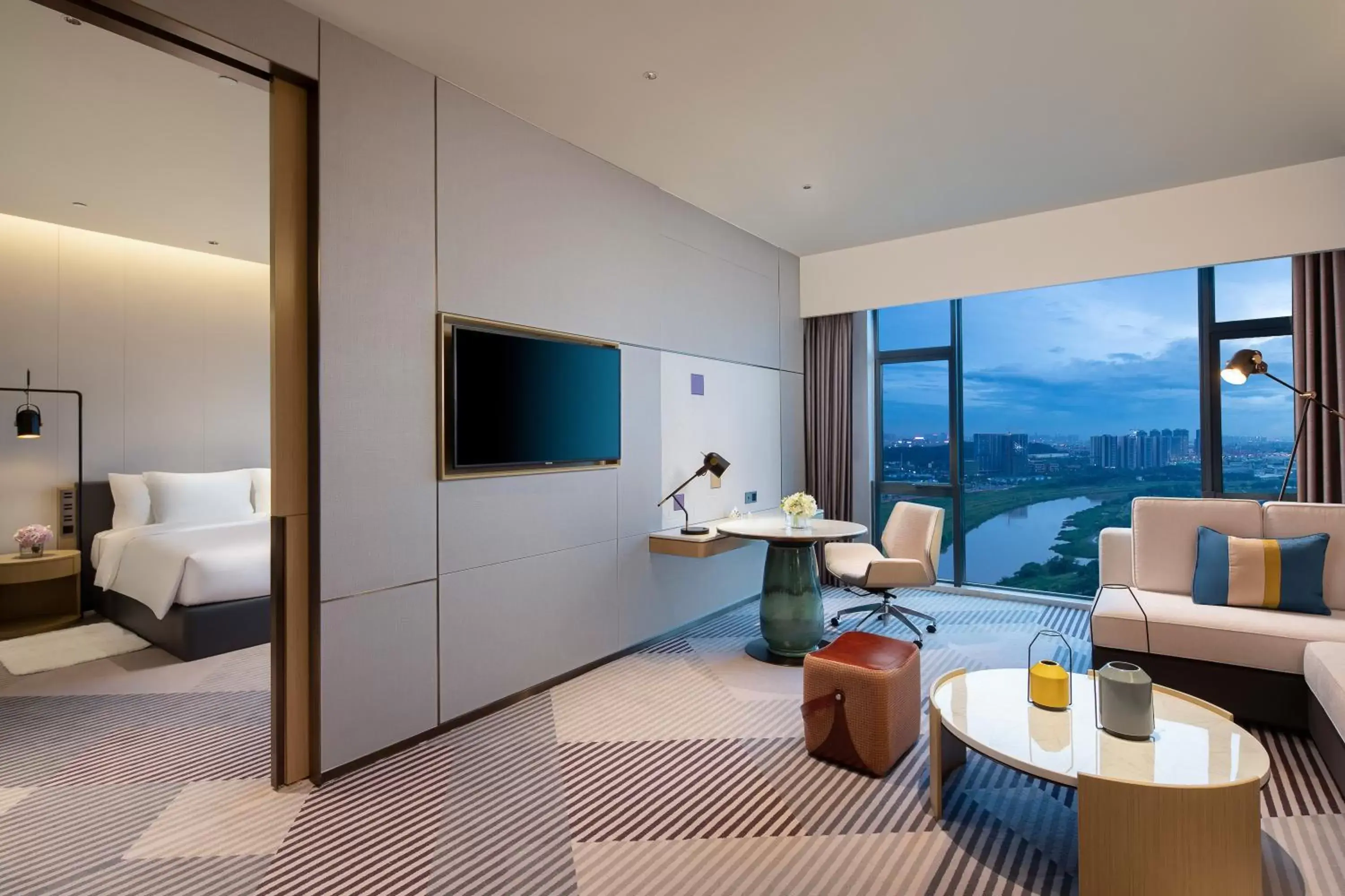 1 King One-Bedroom Suite-Lake View in Crowne Plaza Foshan Nanhai-an IHG Hotel-Free Shuttle Bus to Canton Fair 1 King One-Bedroom Suite-Lake View in Crowne Plaza Foshan Nanhai-an IHG Hotel-Free Shuttle Bus to Canton Fair