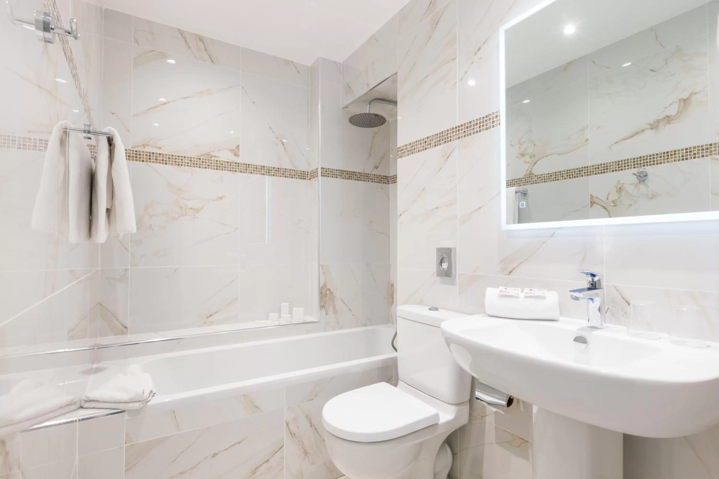 Bathroom in Best Western Hôtel des Orangers Cannes