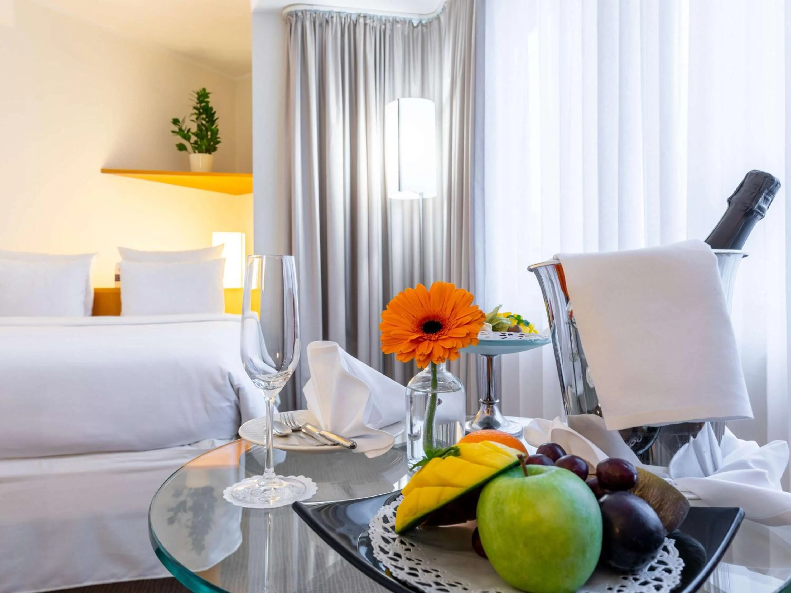 Photo of the whole room in Novotel Mainz