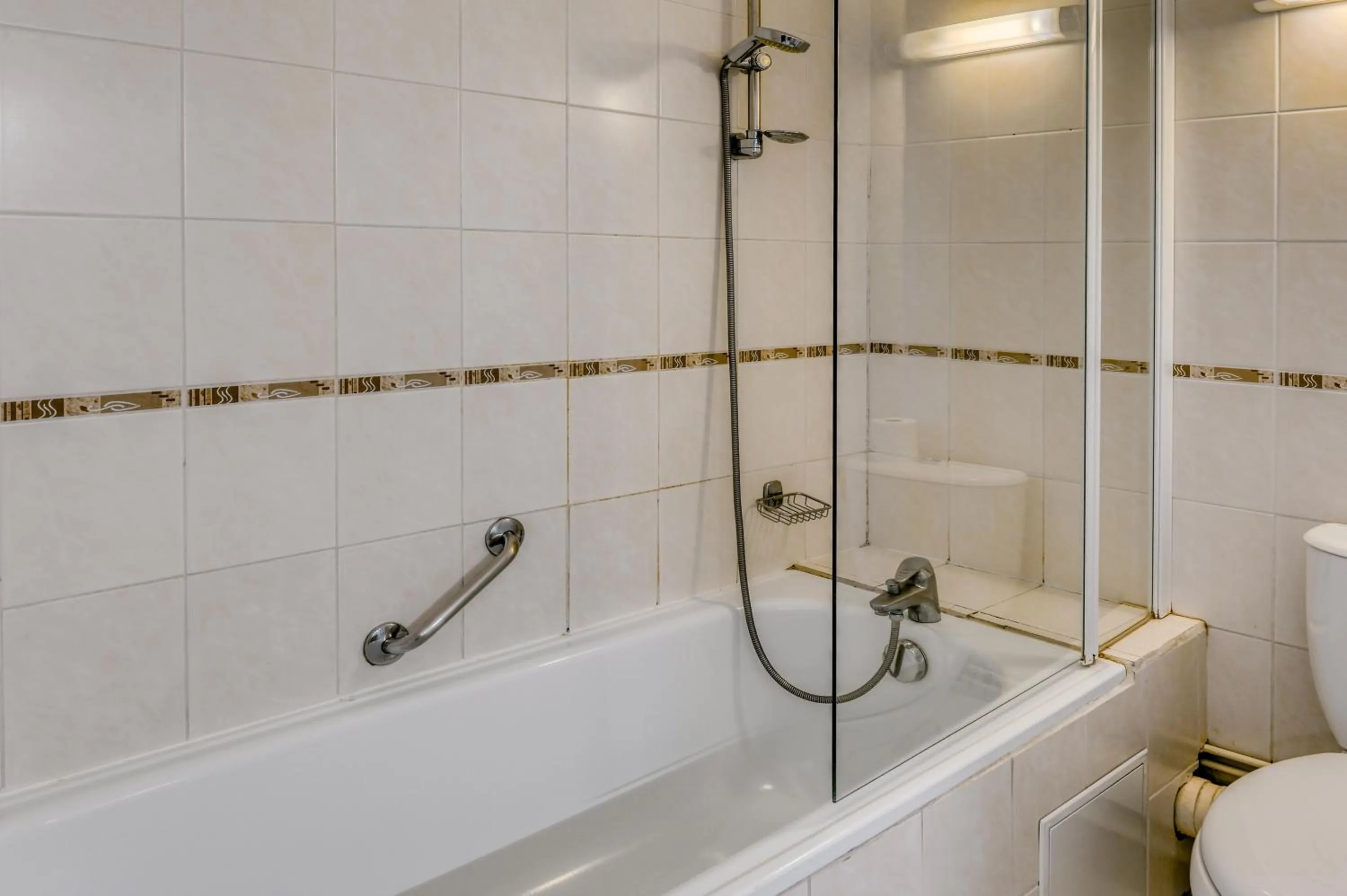 Bathroom in Brit Hotel du Commerce Bergerac