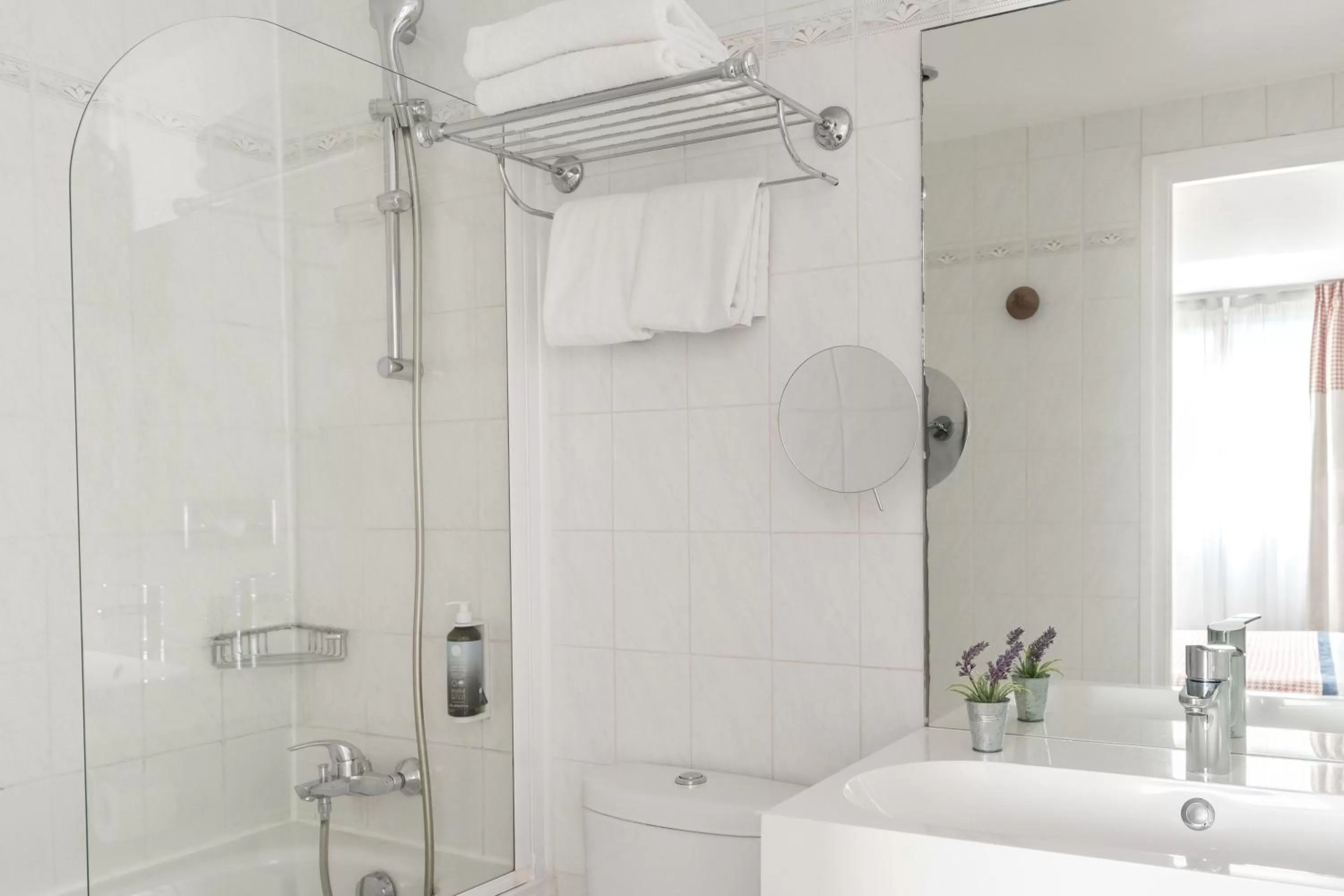 Bathroom in Hotel George - Astotel