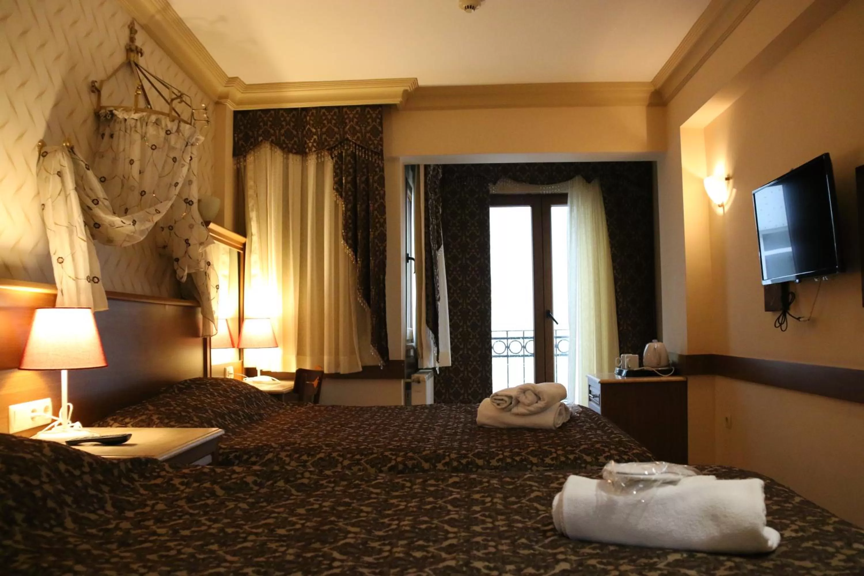 Photo of the whole room, Bed in Grand Peninsula Hotel