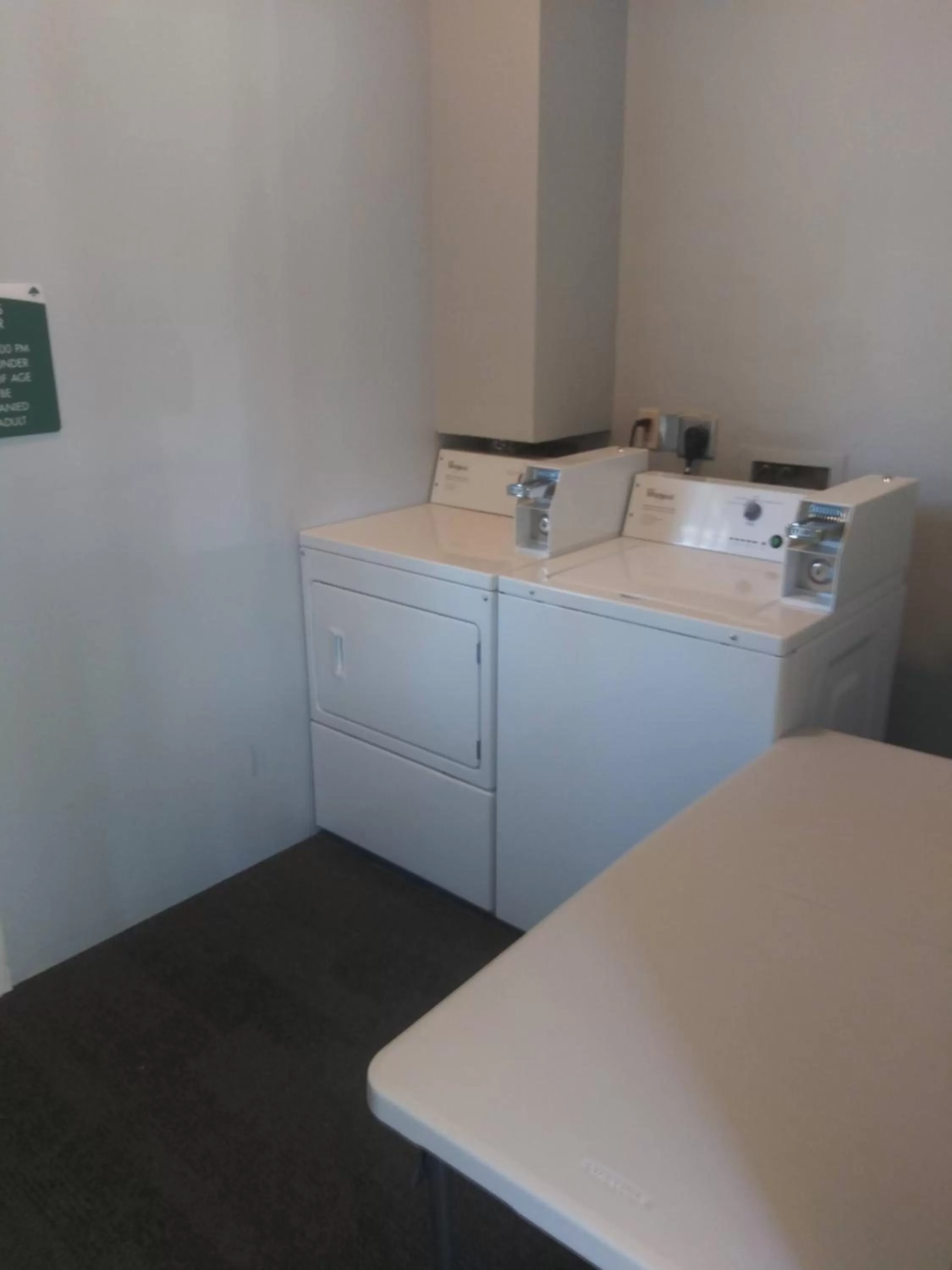 Guests, Kitchen/Kitchenette in GreenTree Inn Montrose