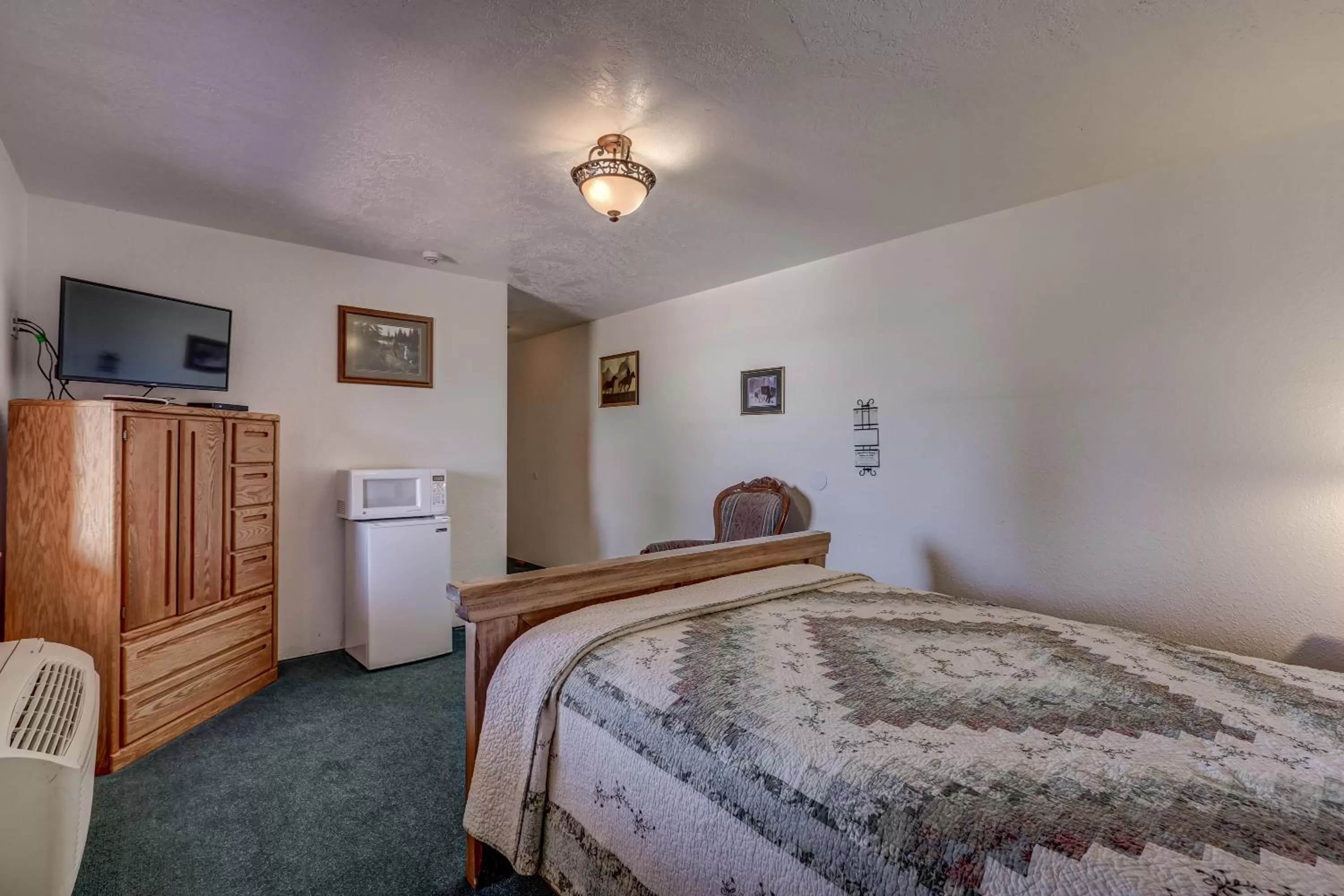 Bed in THE SNUGGLE INN