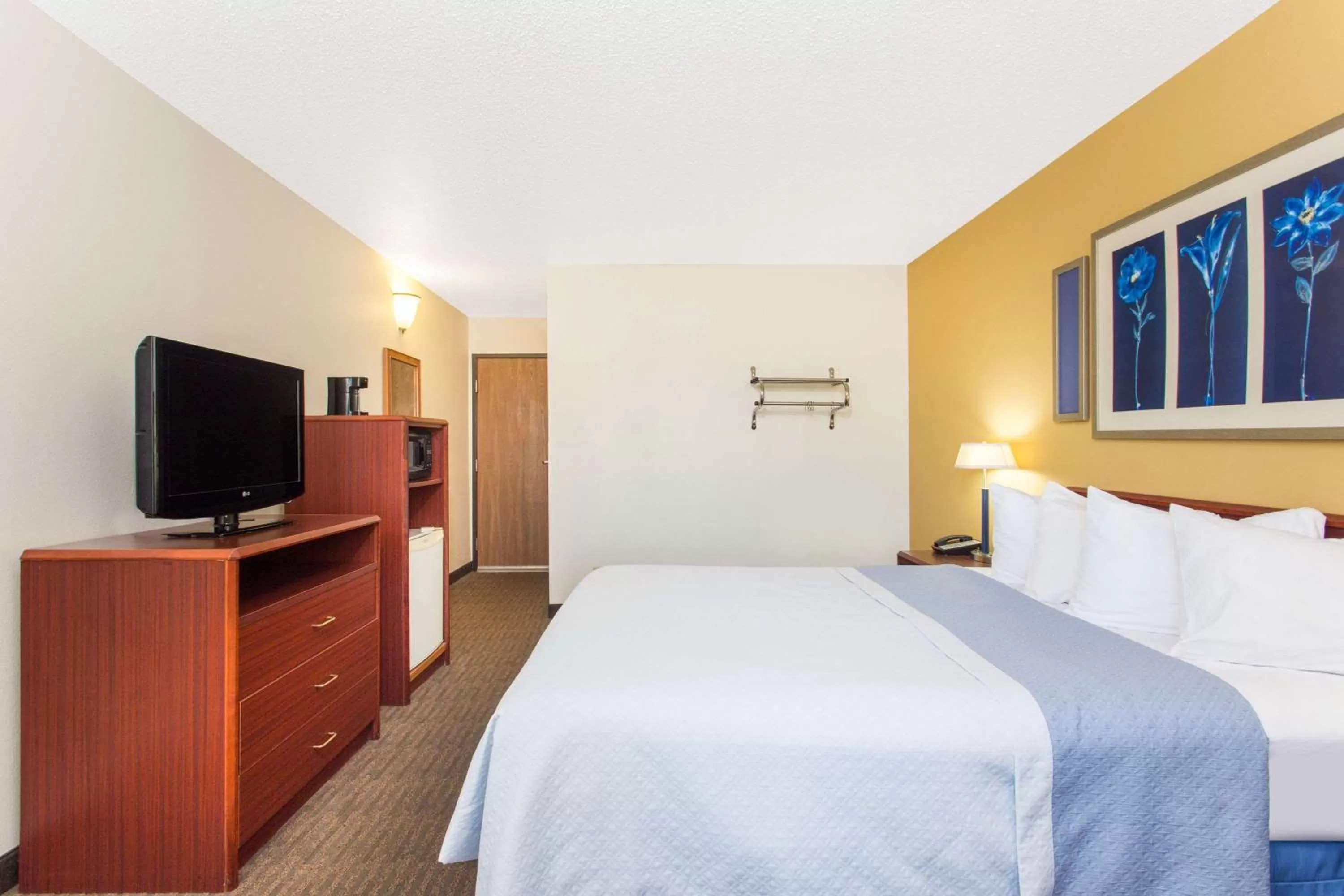 Photo of the whole room, Bed in Days Inn by Wyndham Austin