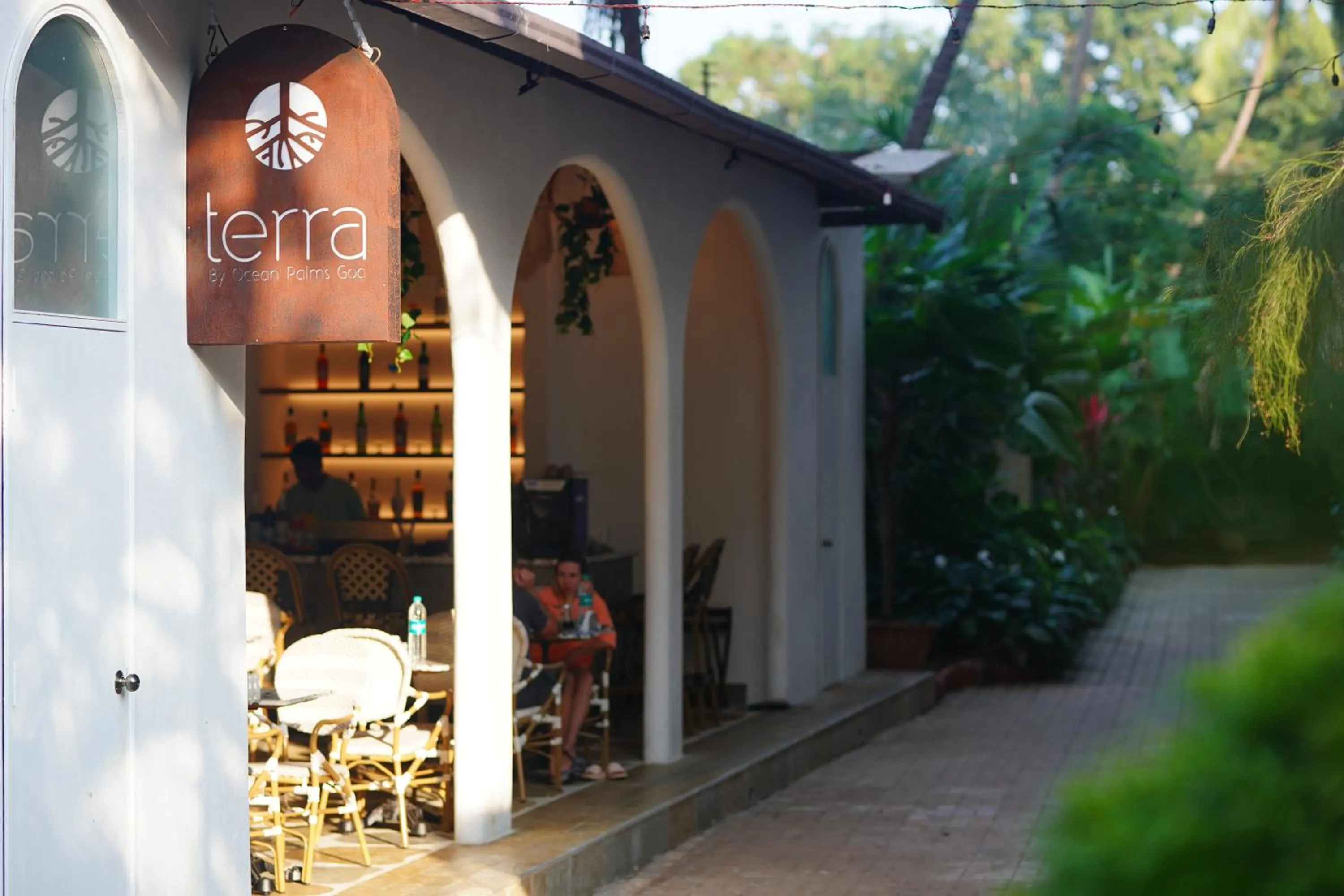 Restaurant/places to eat in Clarion Hotel Ocean Palms Goa