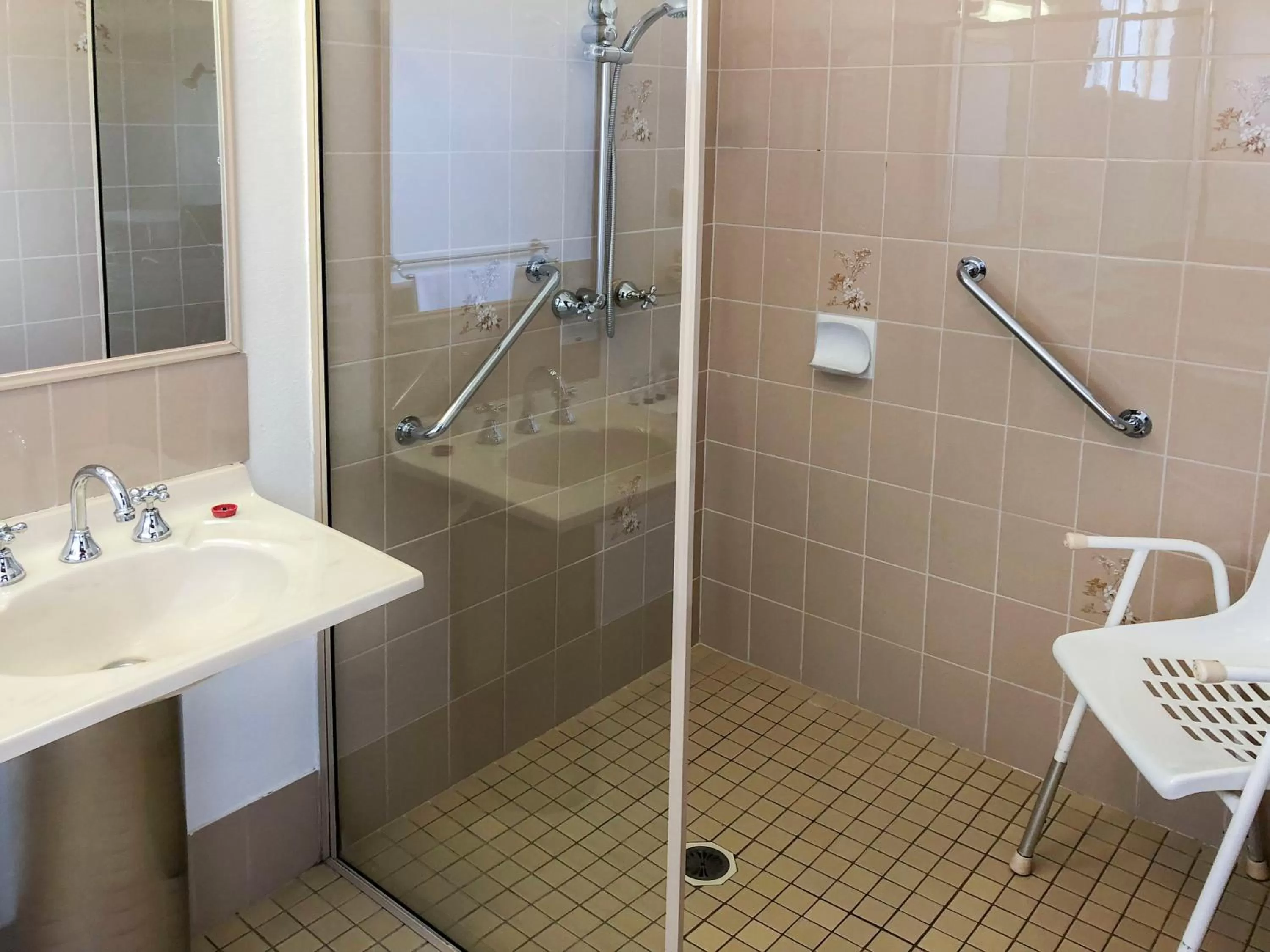 Shower in Leeton Heritage Motor Inn