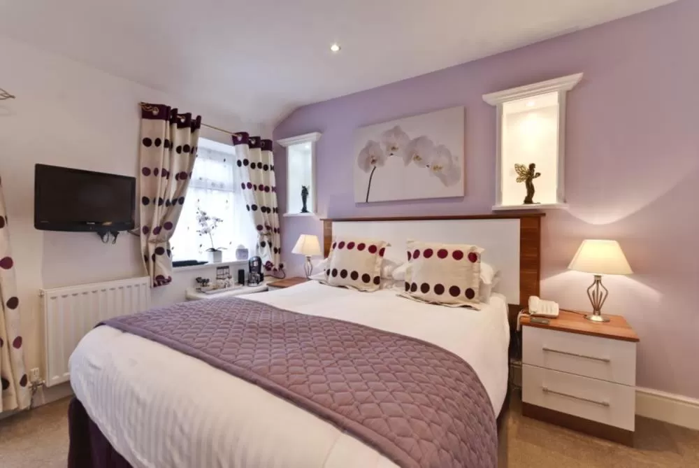 Bed in Lauriston & Lawton Court Hotel