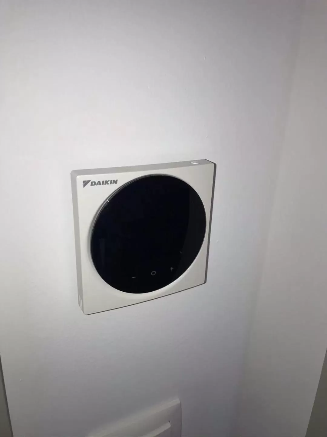 air conditioner, TV/Entertainment Center in Hotel 83