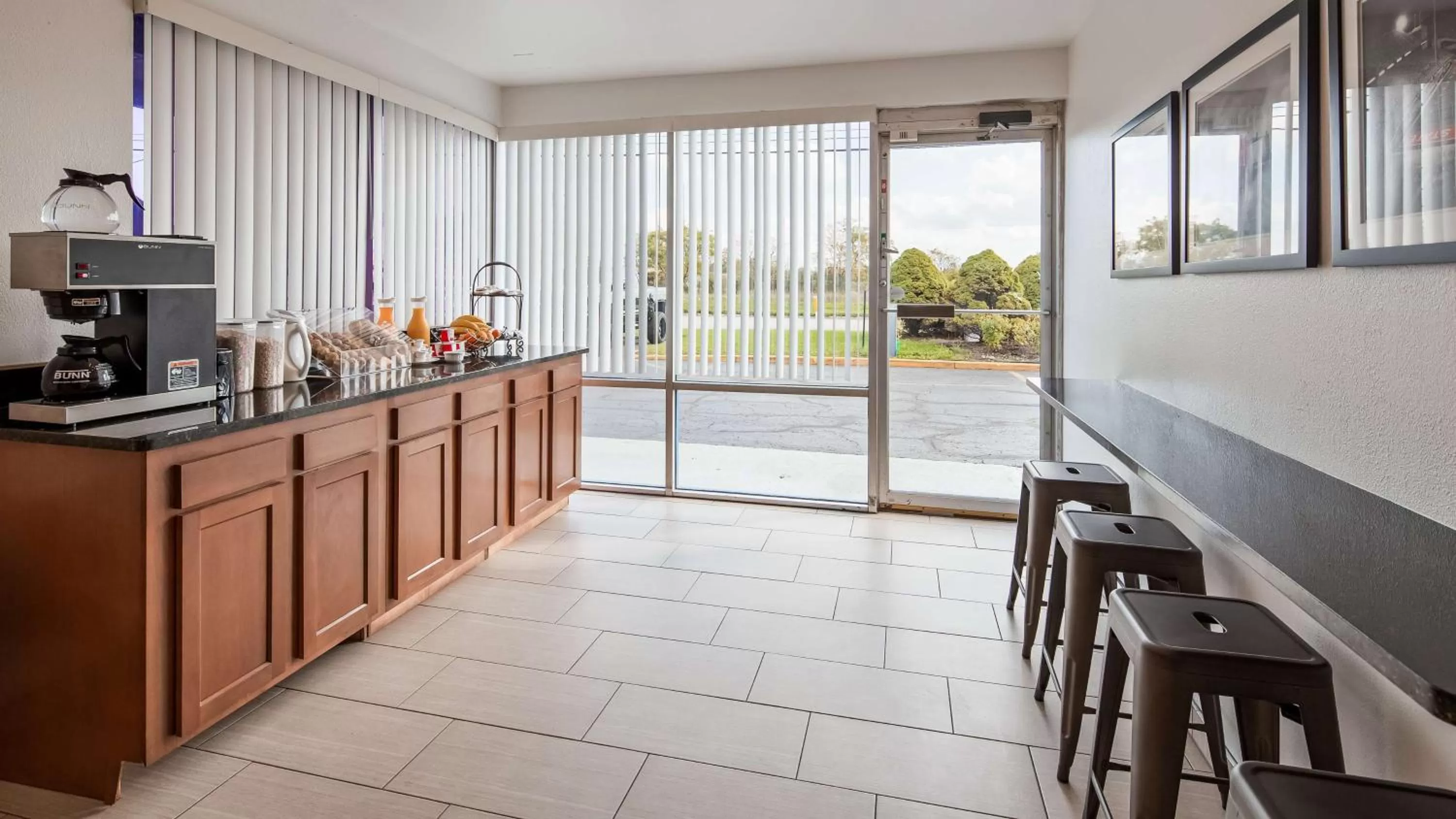 Restaurant/places to eat in SureStay Hotel by Best Western Findlay