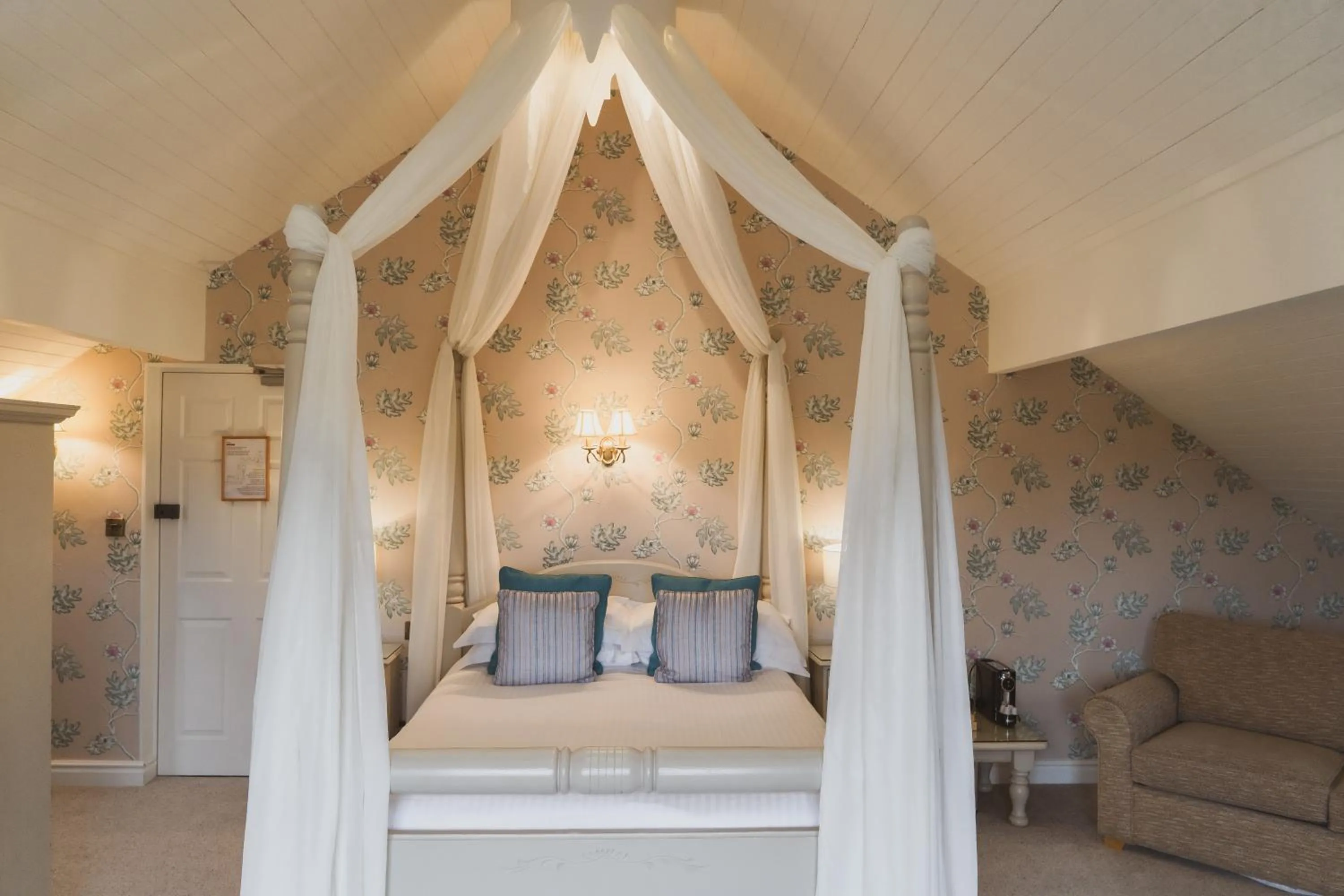 Bed in Cragwood Country House Hotel