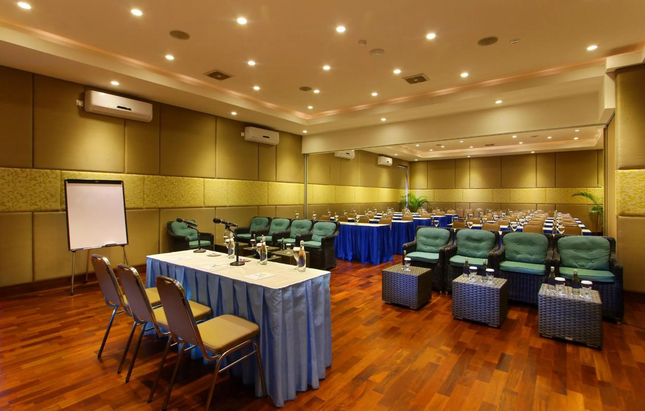 Business facilities in Praja Hotel