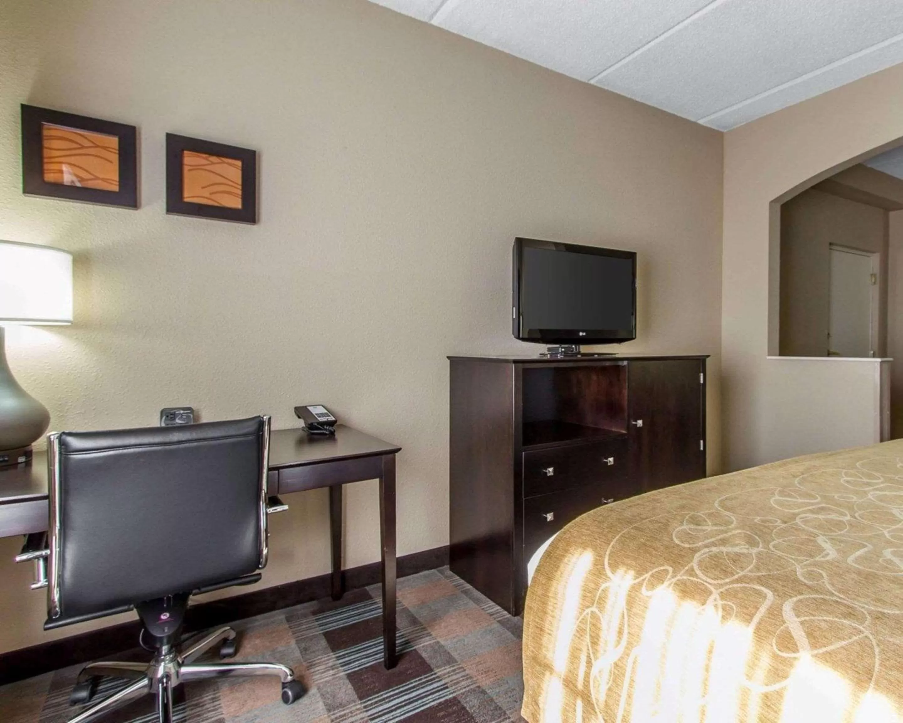 Photo of the whole room, Bed in Comfort Suites Kenner