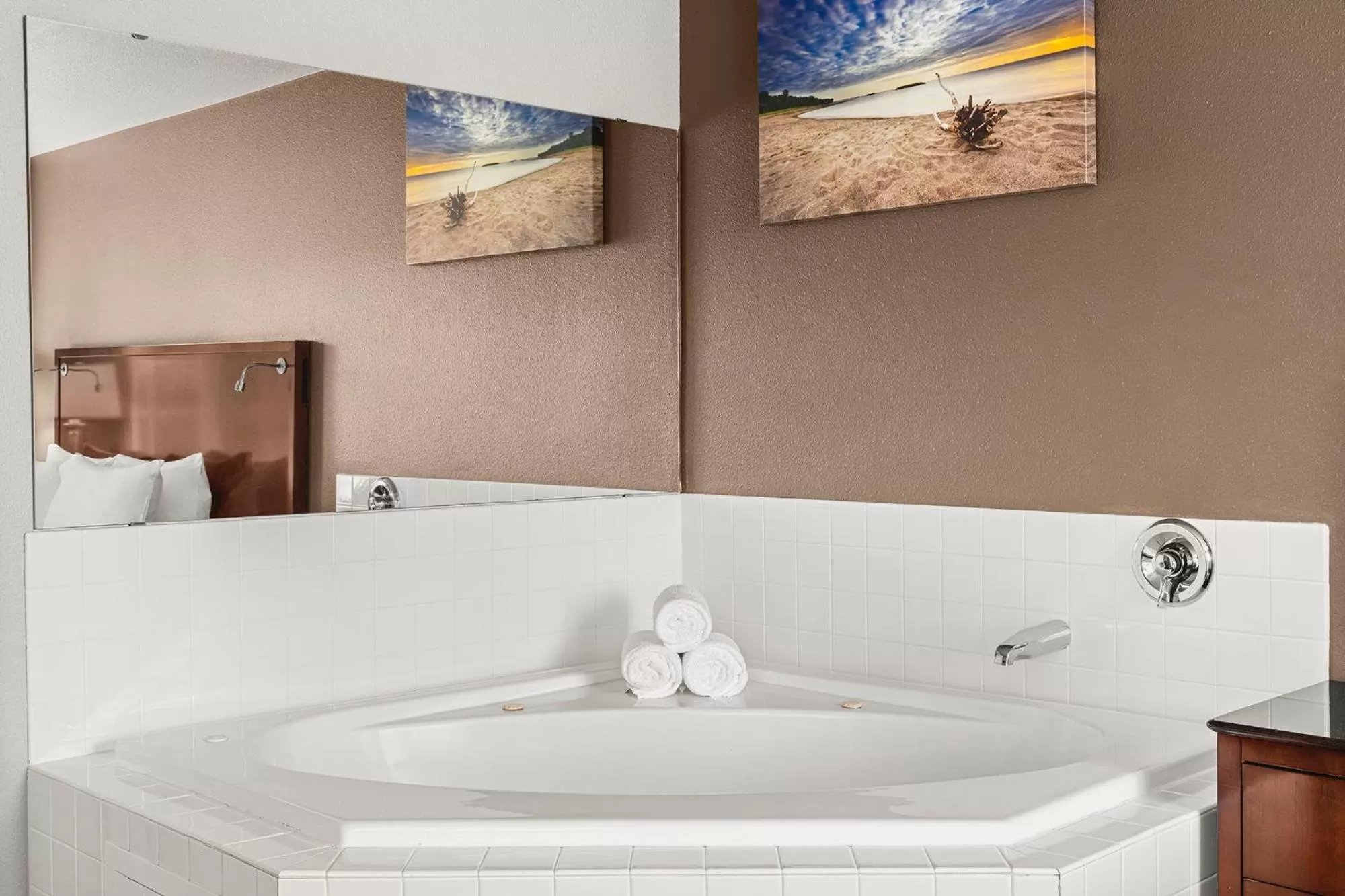 Hot Tub in The Ashley Inn & Suites