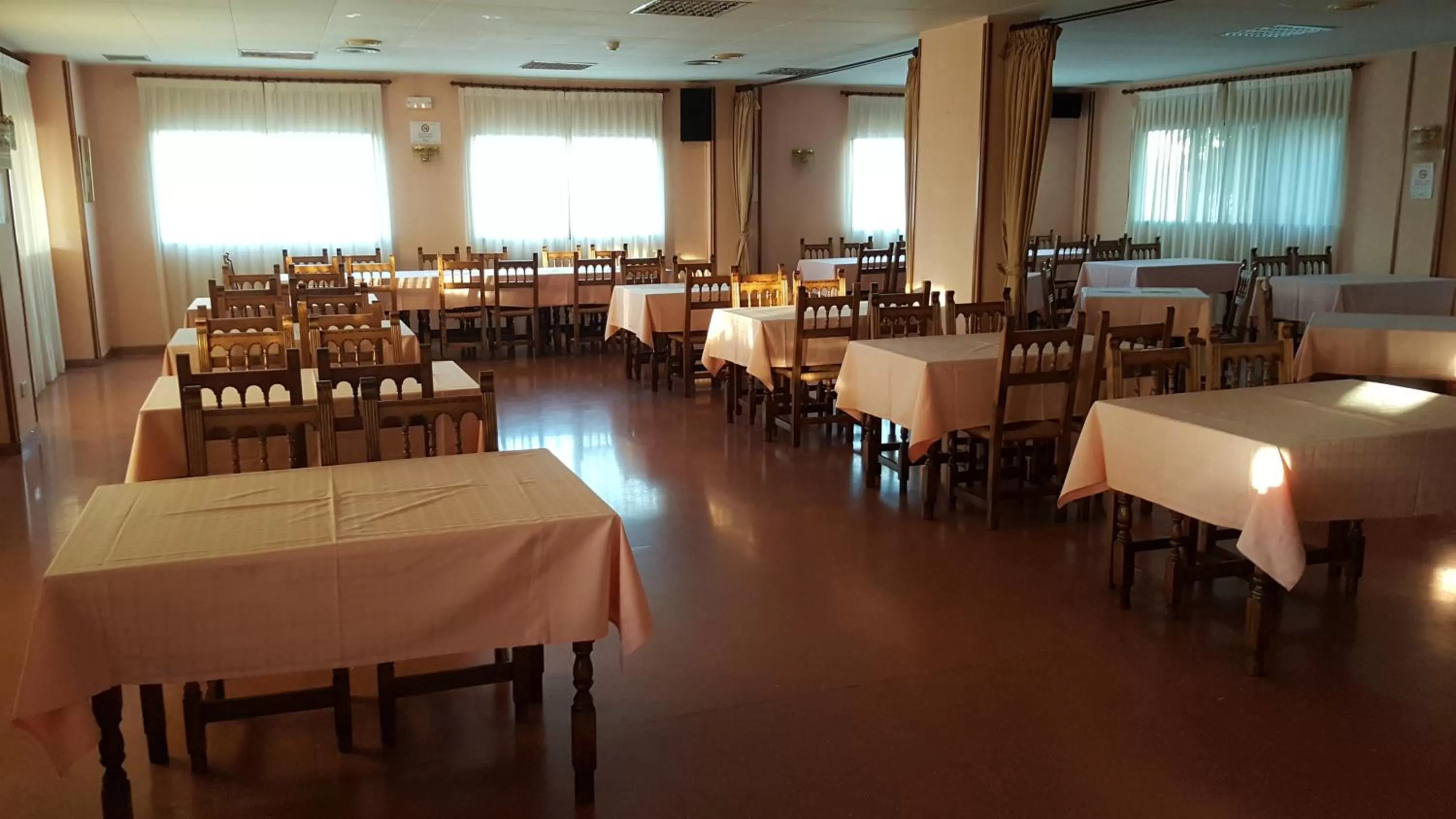 Restaurant/places to eat in Hotel Reina Isabel