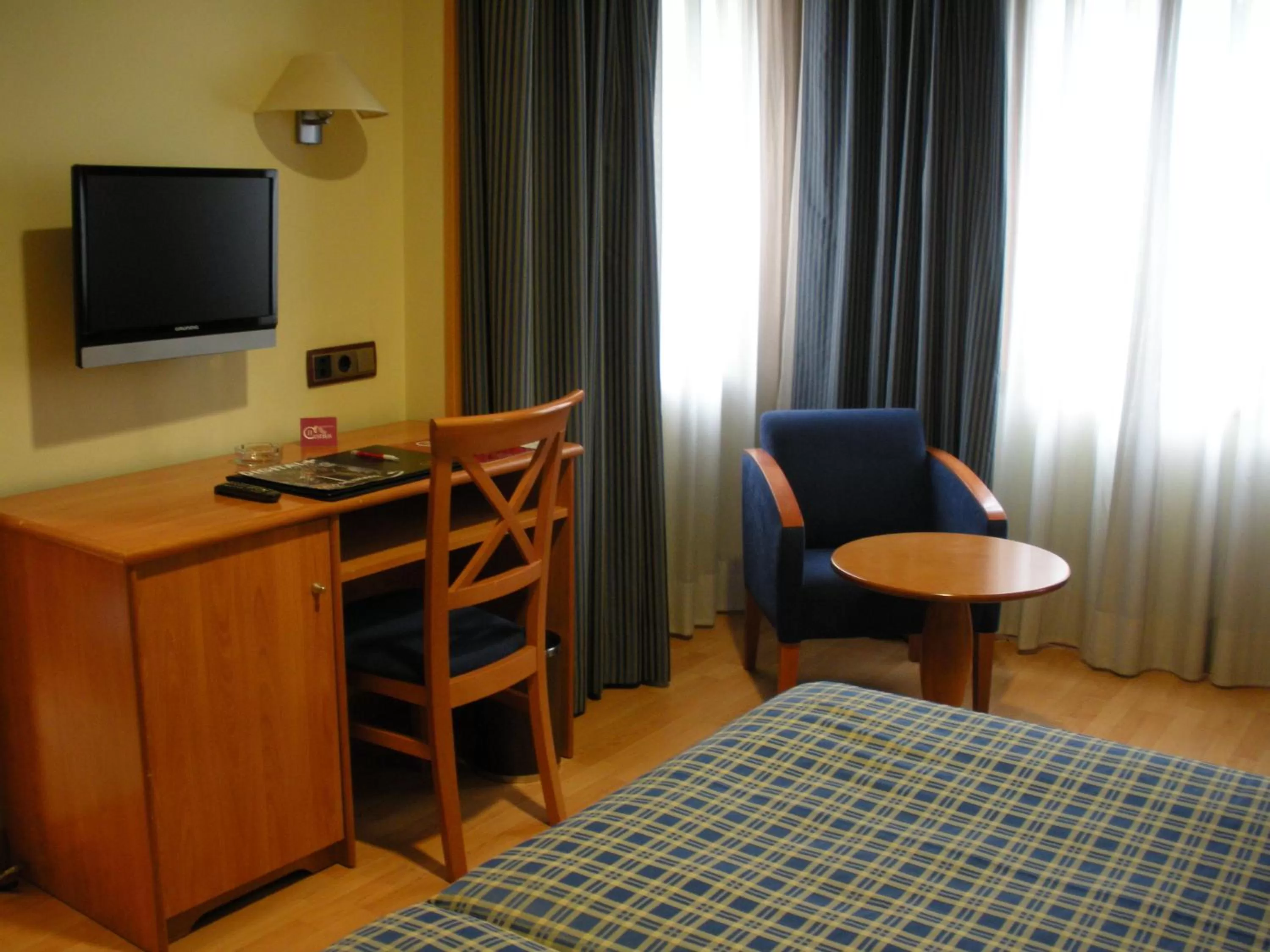 Photo of the whole room, Bed in II Castillas Madrid