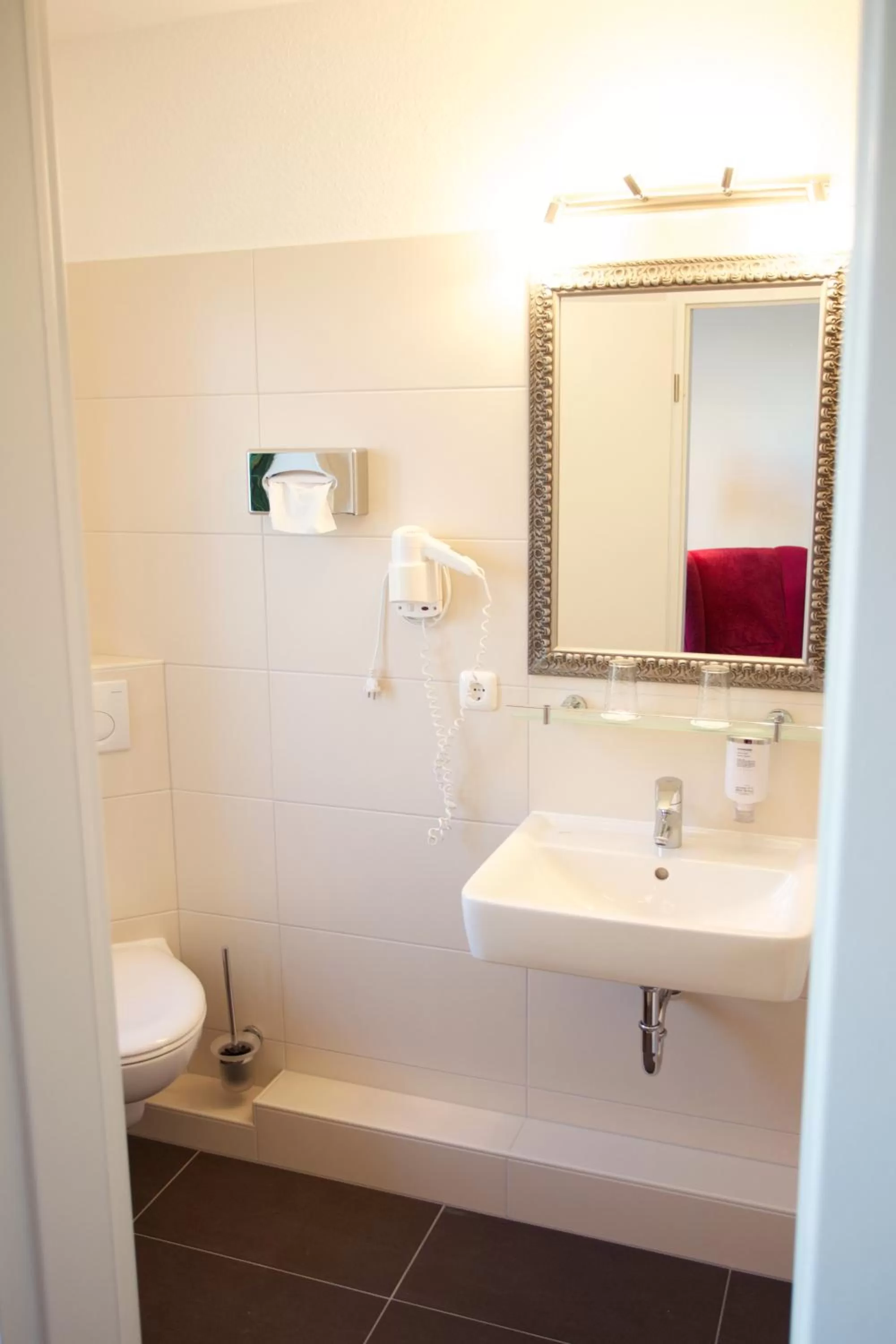 Bathroom in Das Frühstückshotel Sankt Peter-Ording