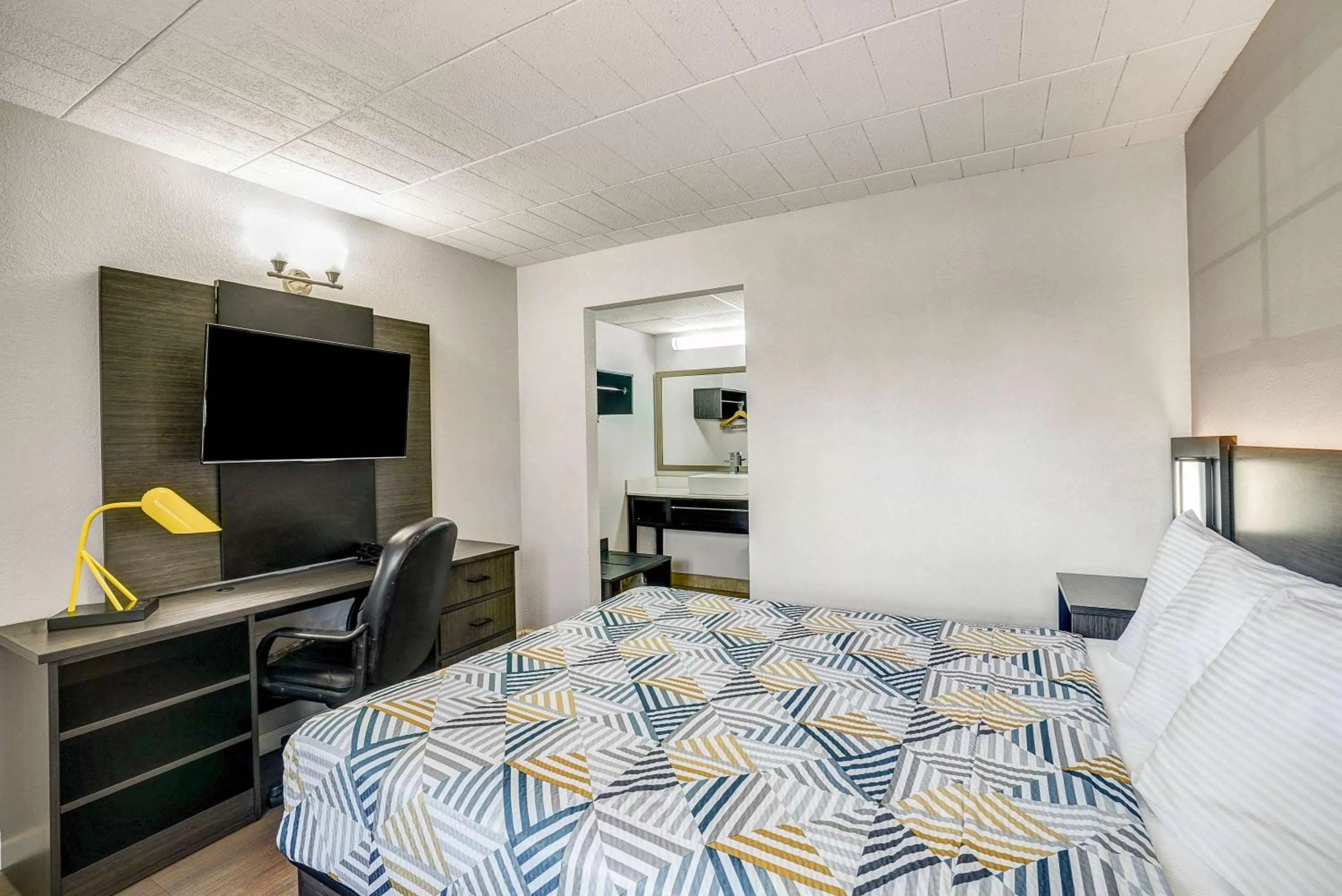 Photo of the whole room, Bed in Motel 6 Carlisle, PA - Cumberland Valley