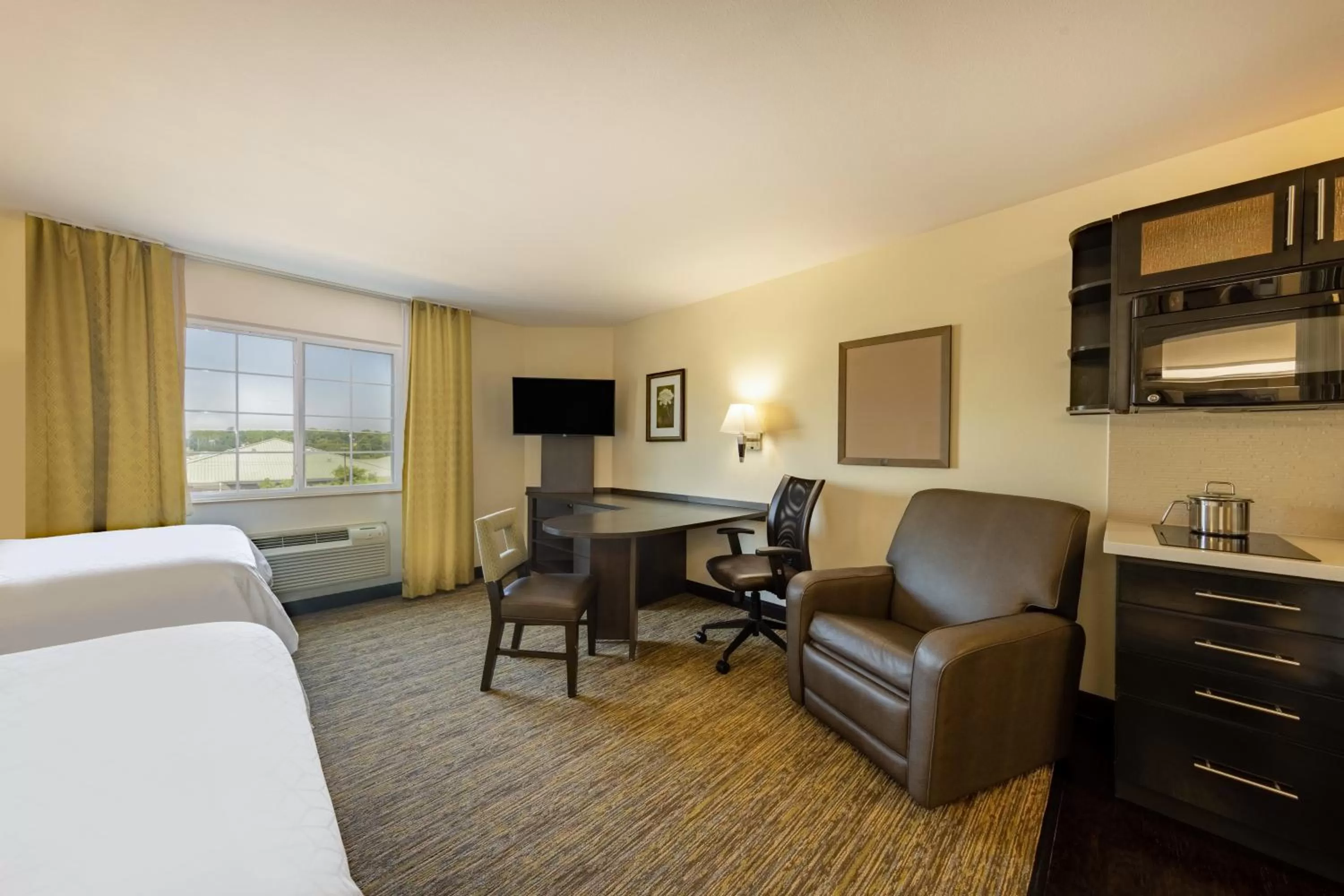 Photo of the whole room, Bed in Candlewood Suites Springfield-Medical District by IHG