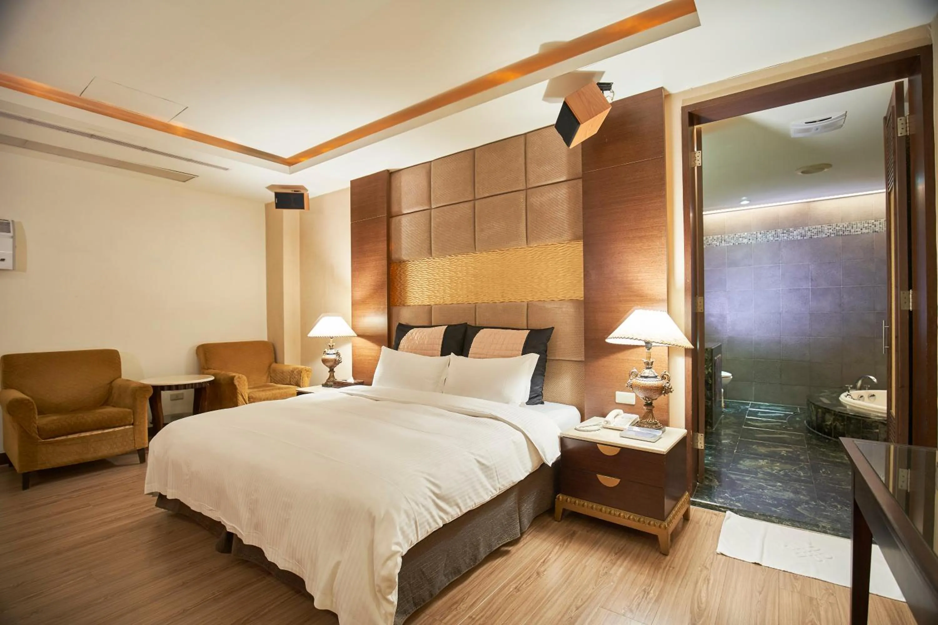 Photo of the whole room, Bed in Dongfeng Motel