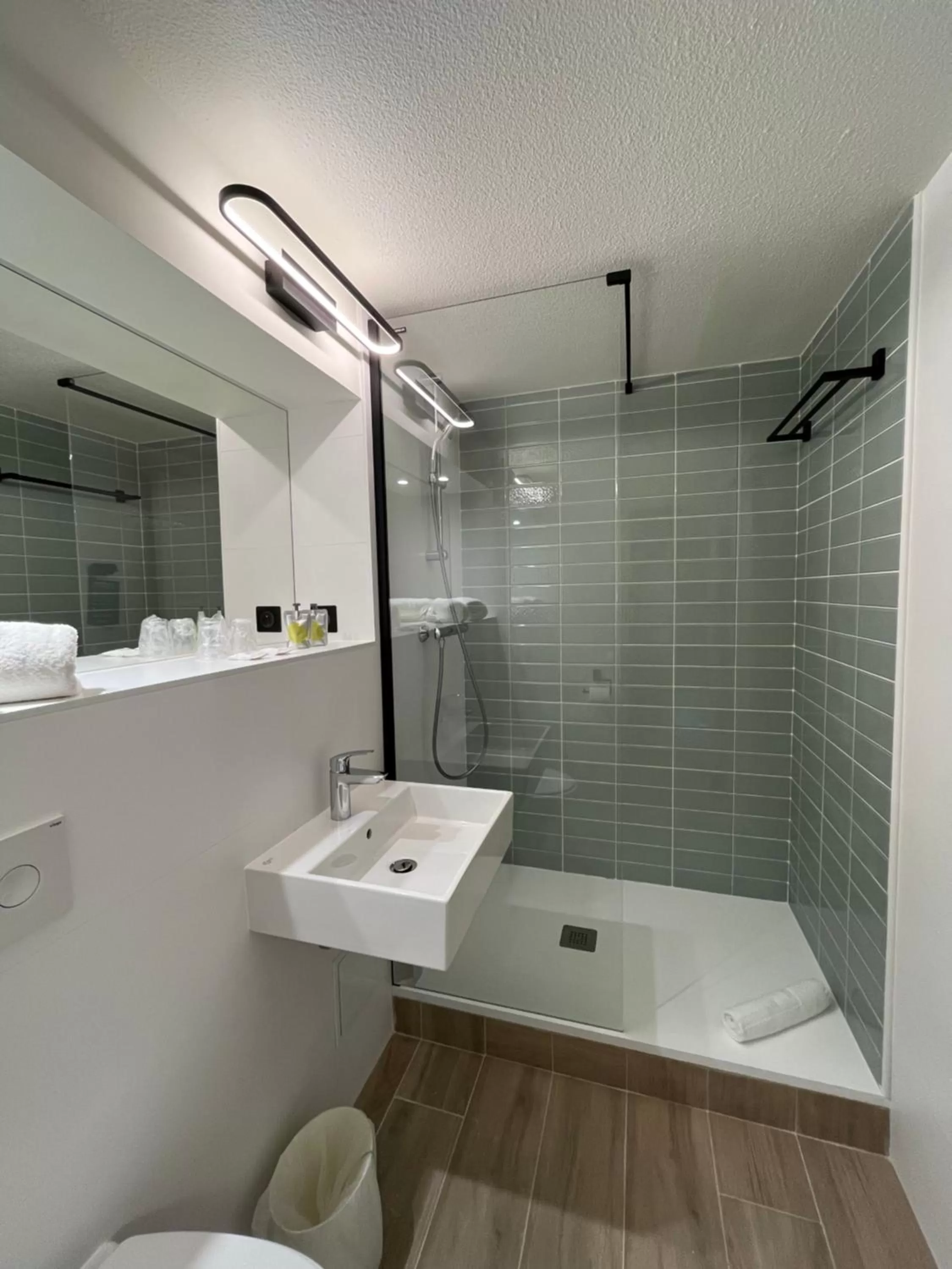 Shower in HÔTEL KYRIAD MARSEILLE - Vitrolles Aéroport