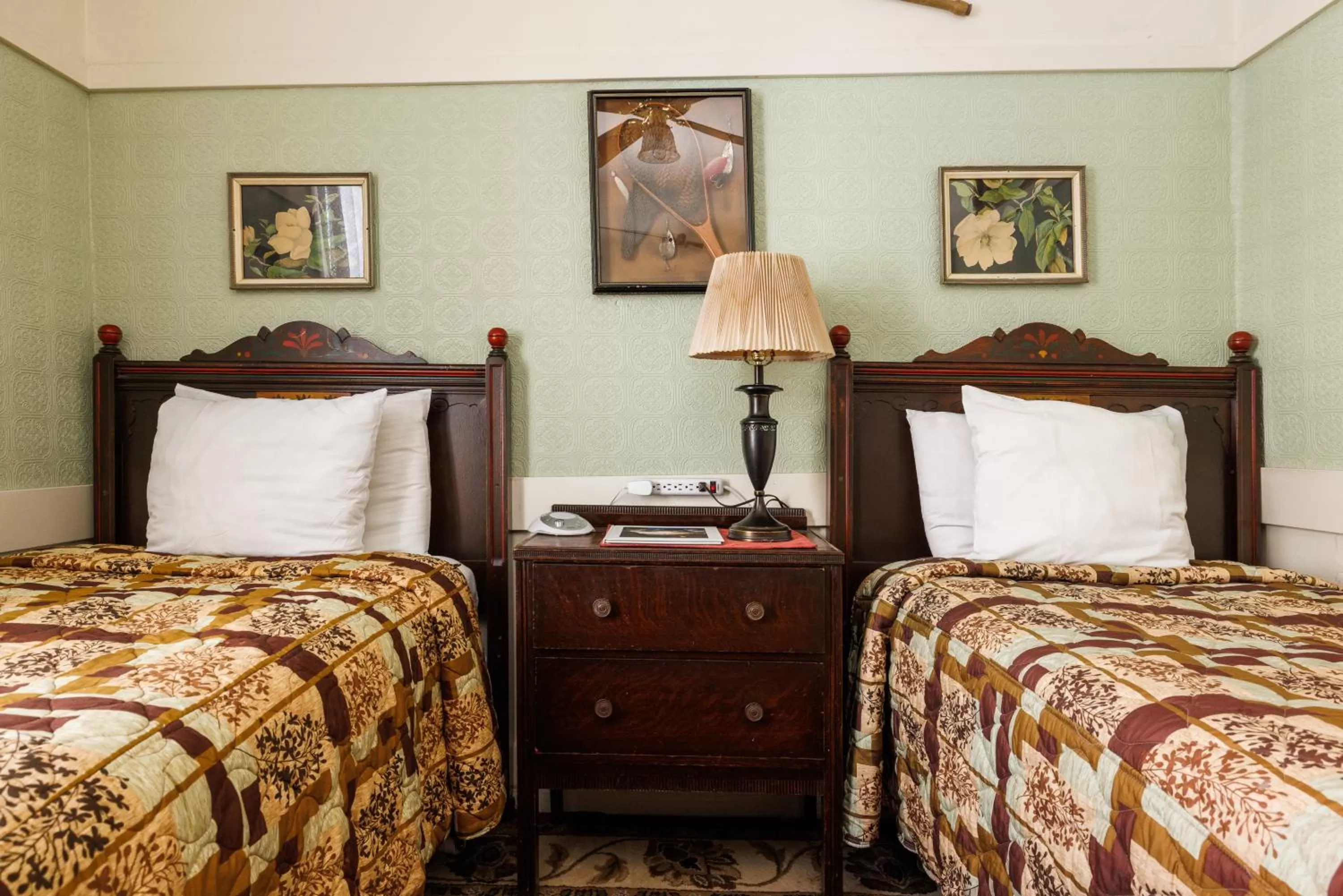 Bedroom, Bed in San Remo Hotel