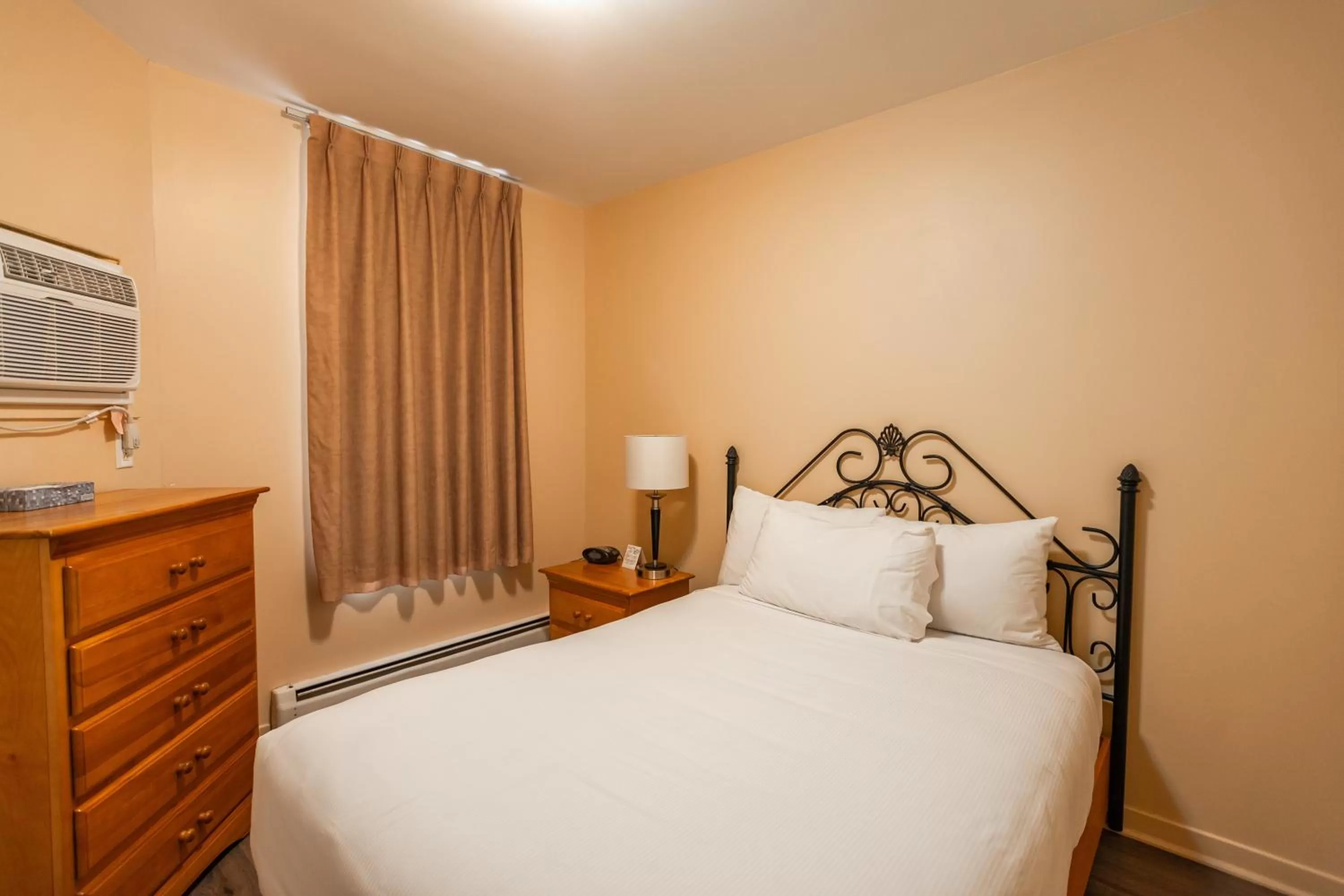 Bedroom, Bed in Hotel le Roberval