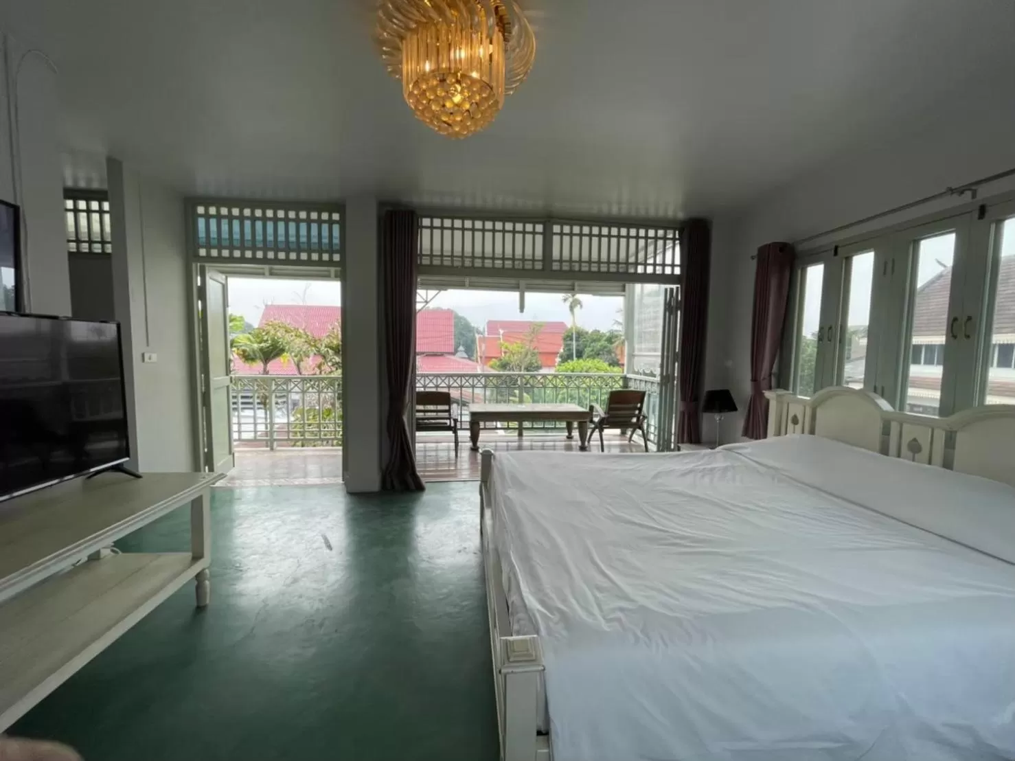 Communal lounge/ TV room, Bed in Villa Duangchampa