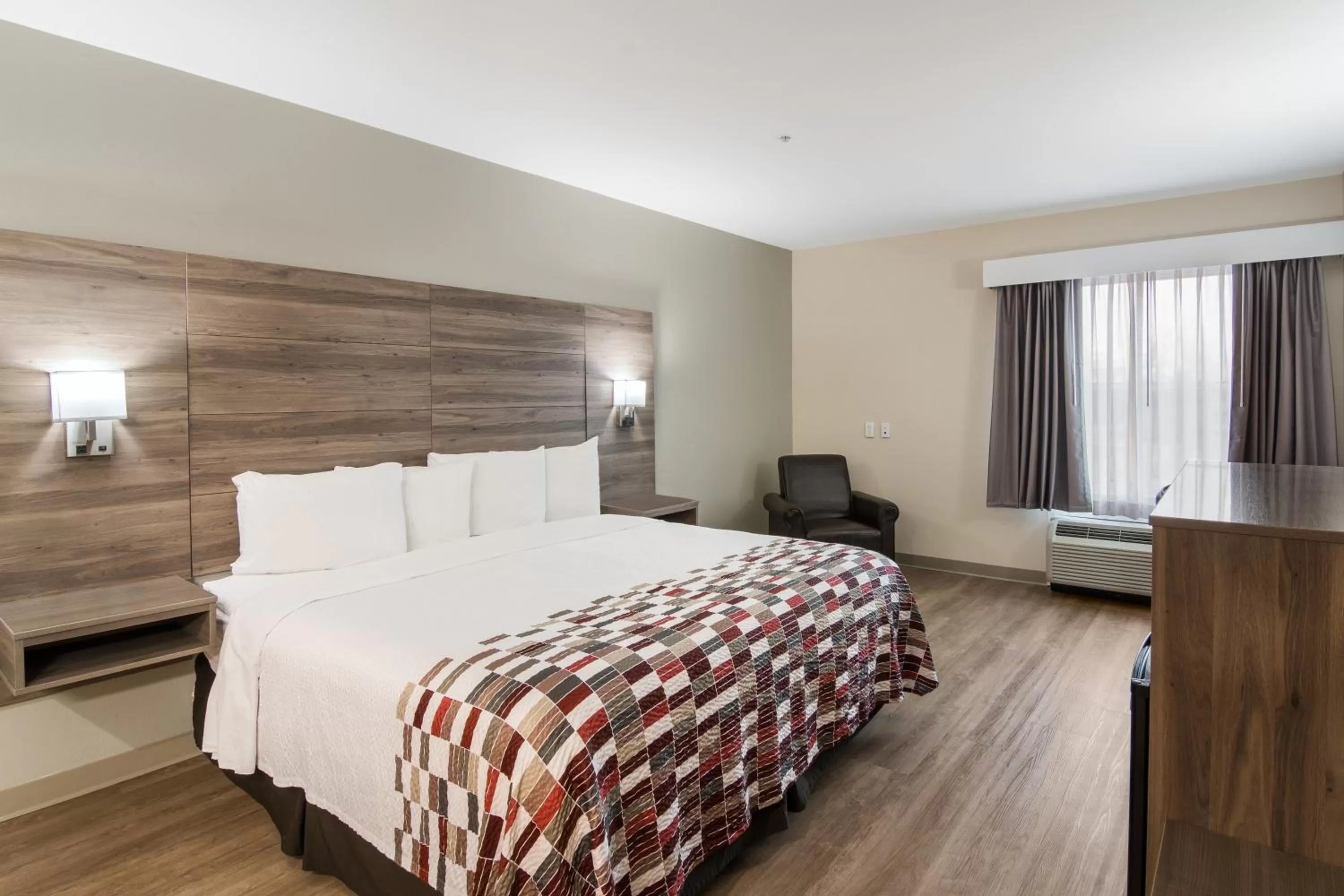 Photo of the whole room, Bed in Red Roof Inn Panama City