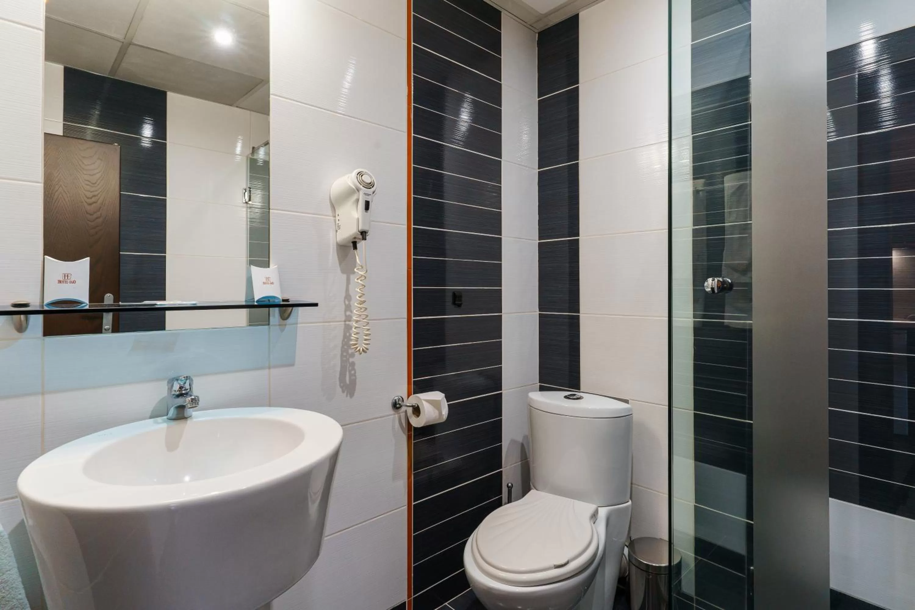Shower in Hotel Ego - Free Parking - Top Central Location